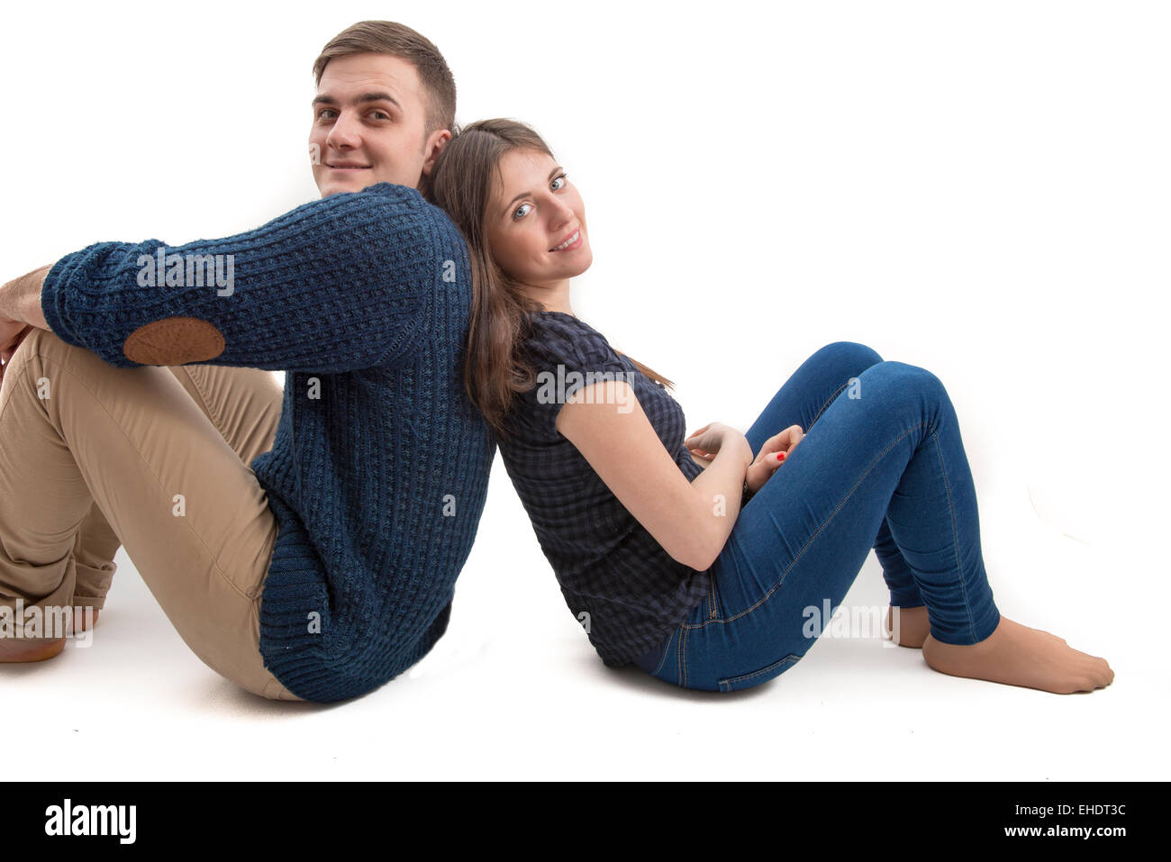 Felice coppia giovane seduto di schiena isolato Foto Stock