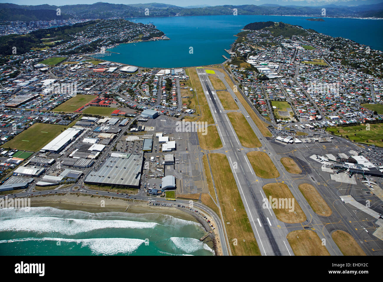 La pista dell'aeroporto internazionale di Wellington, Lyall Bay (più vicina), e Evans Bay (a distanza), Wellington, Isola del nord, nuovo zelo Foto Stock