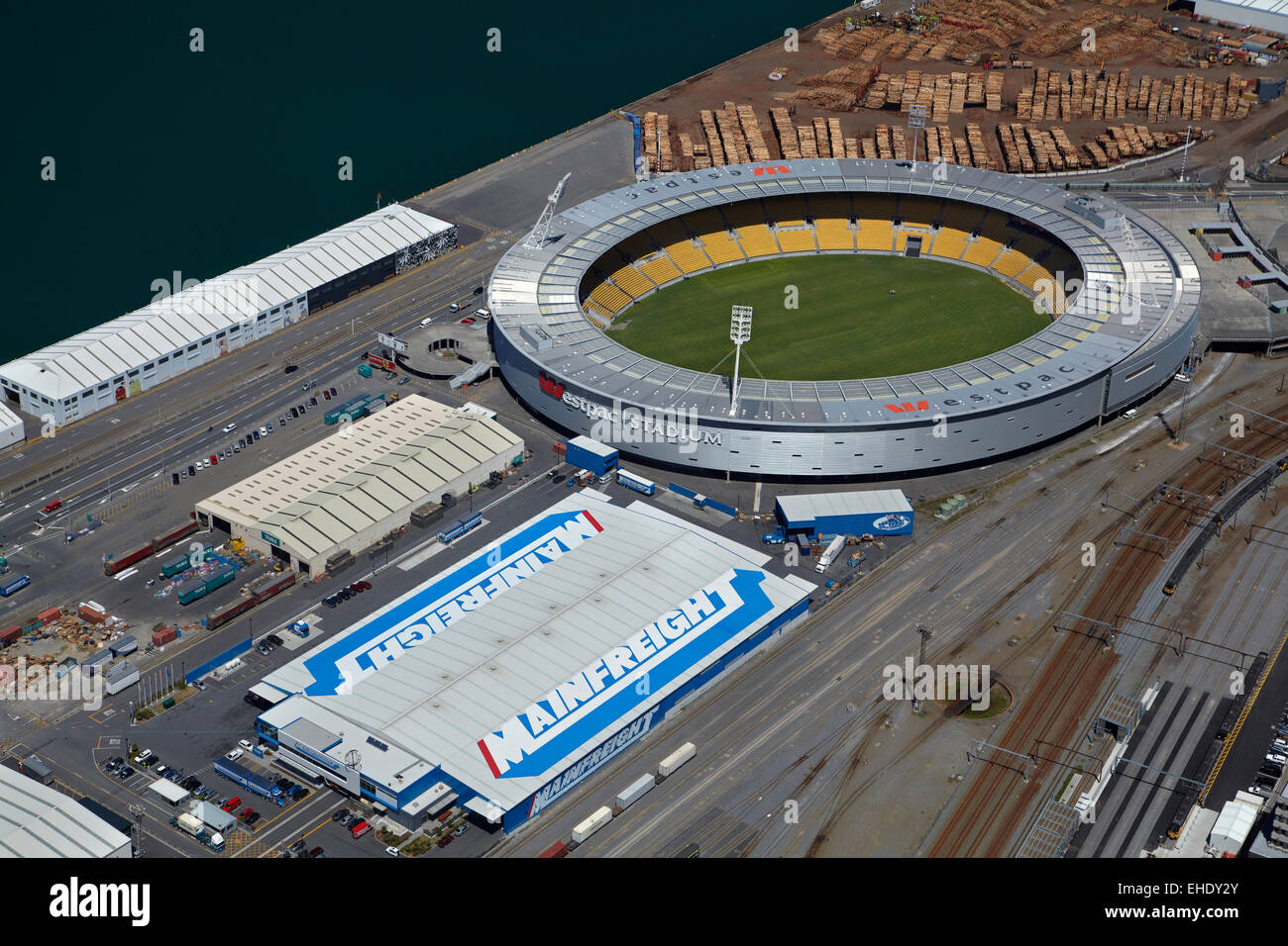 Westpac Stadium (teglia), e deposito Mainfreight, Wellington, Isola del nord, Nuova Zelanda - aerial Foto Stock