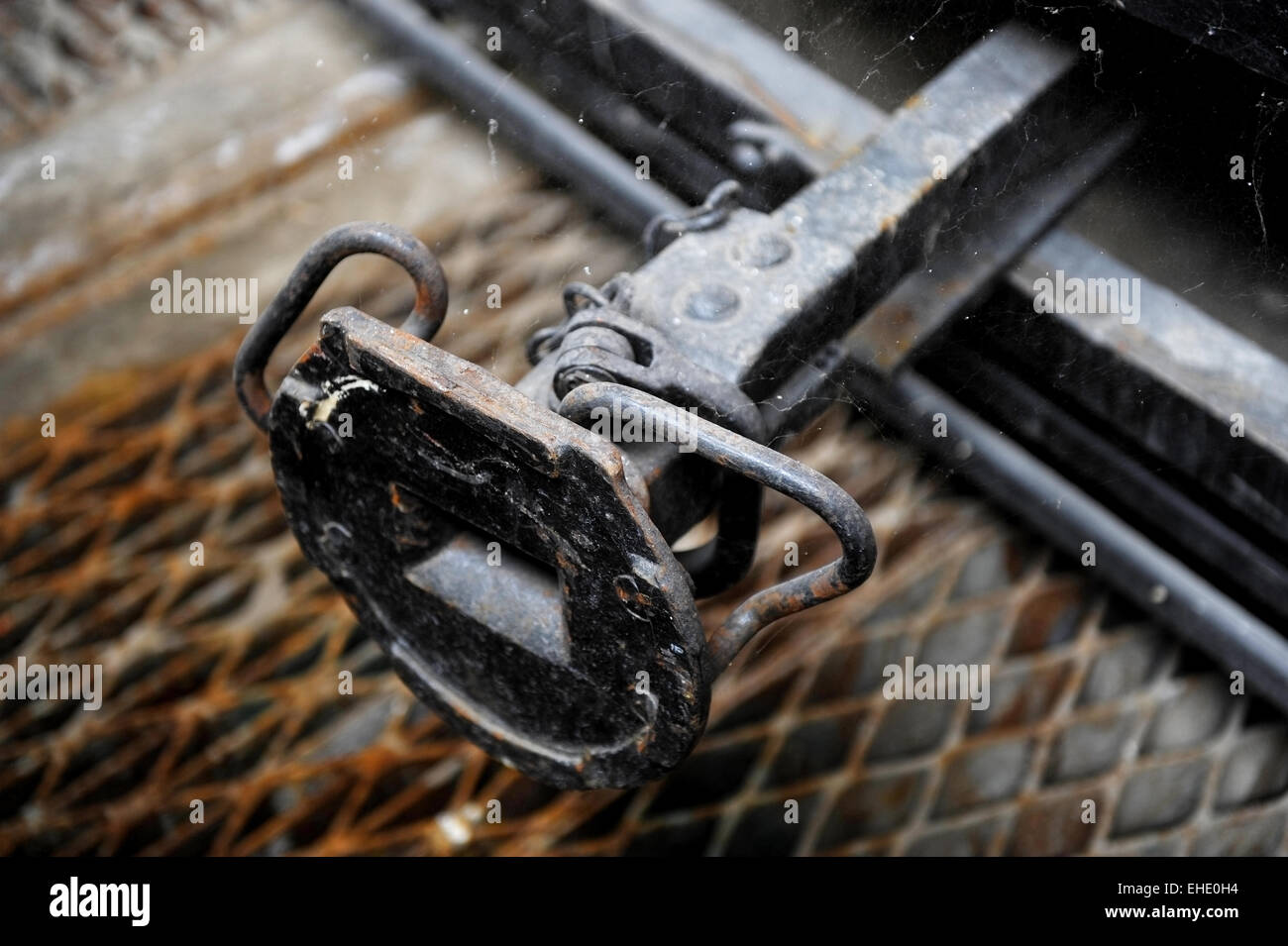 Ripresa industriale con il vecchio tram buffer carro coperto in una ragnatela Foto Stock