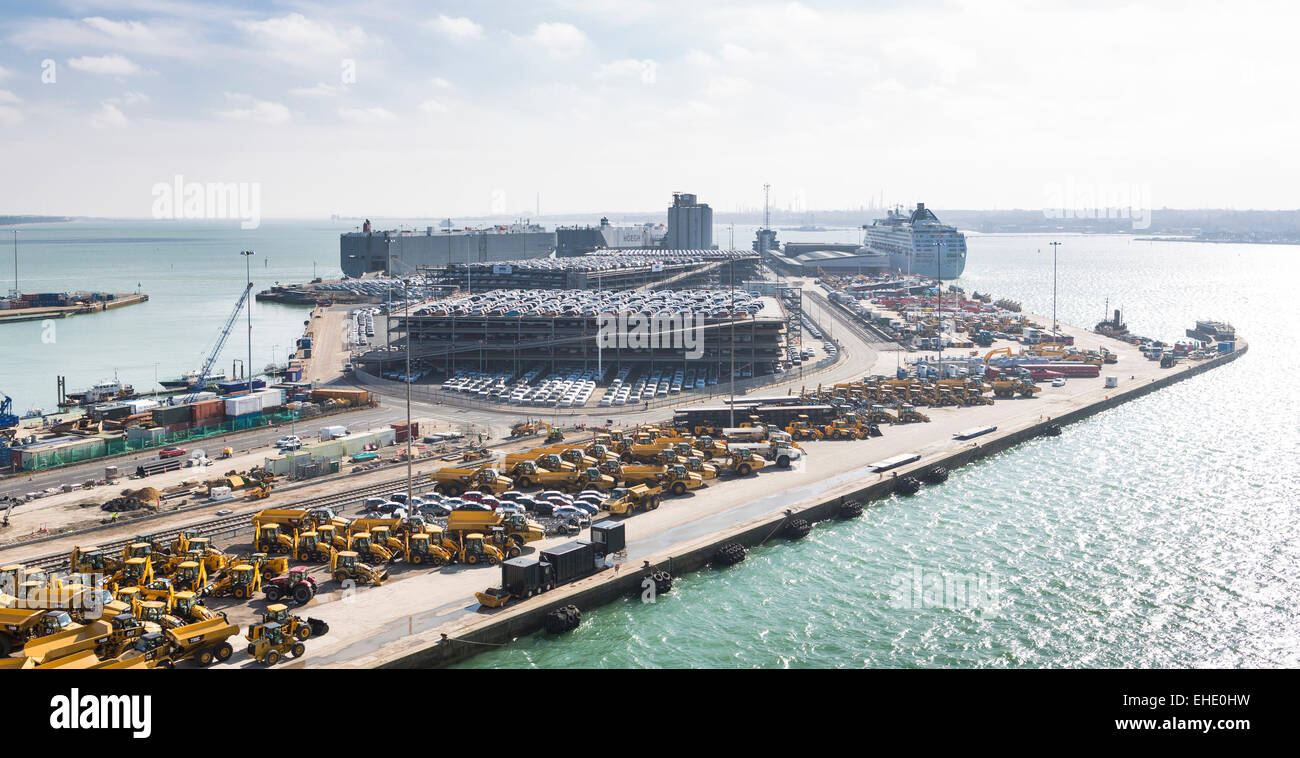 Southampton Eastern Docks guardando verso sud. Immagine mostra auto e quelli di JCB in attesa di esportazione. Picture Data: Sabato 7 marzo, 2015. P Foto Stock