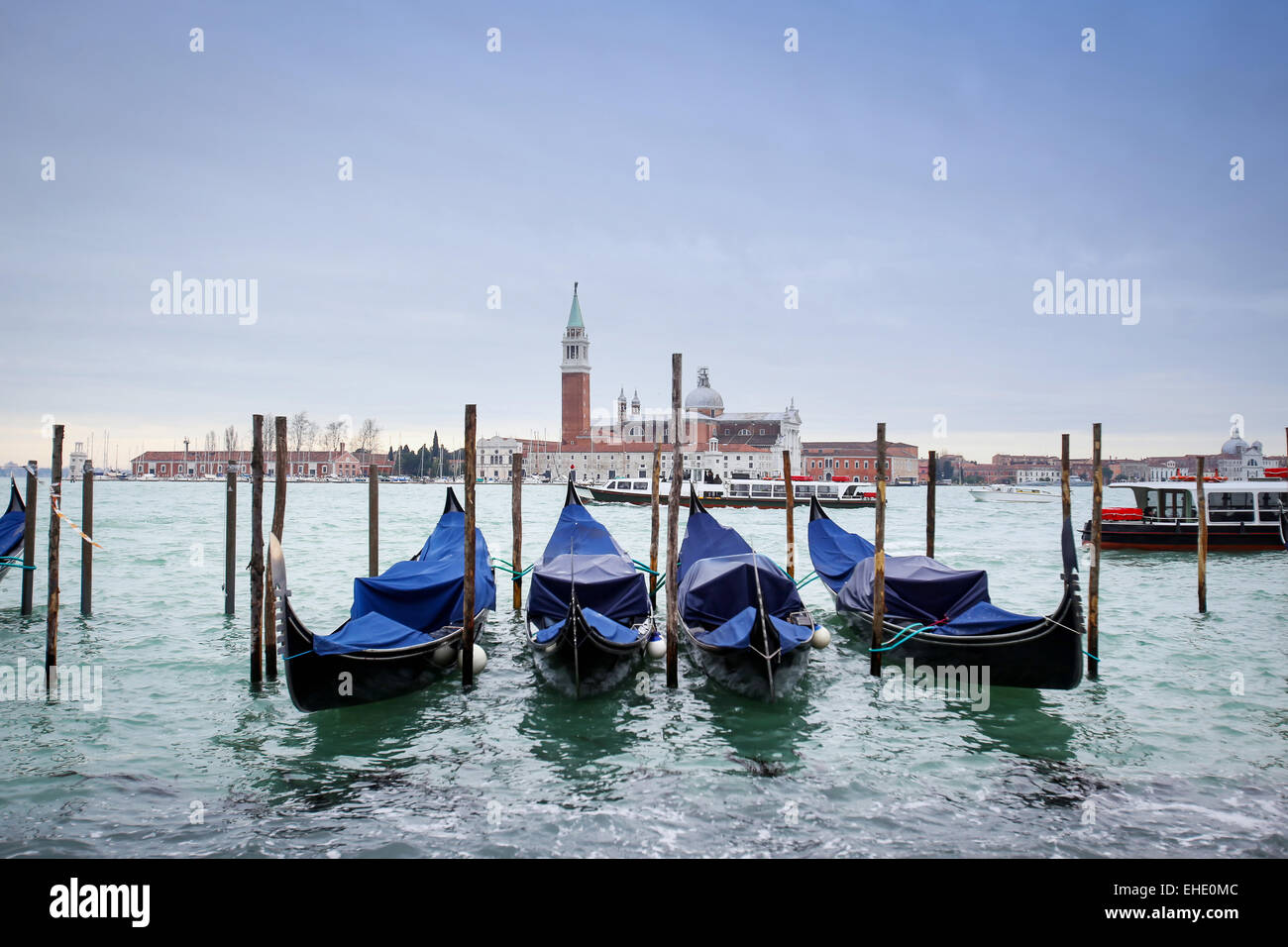 Una veduta della chiesa di San Giorgio Maggiore con gondole parcheggiato nel canale d'acqua sulla Riva degli Schiavoni a Venezia, Italia. Foto Stock