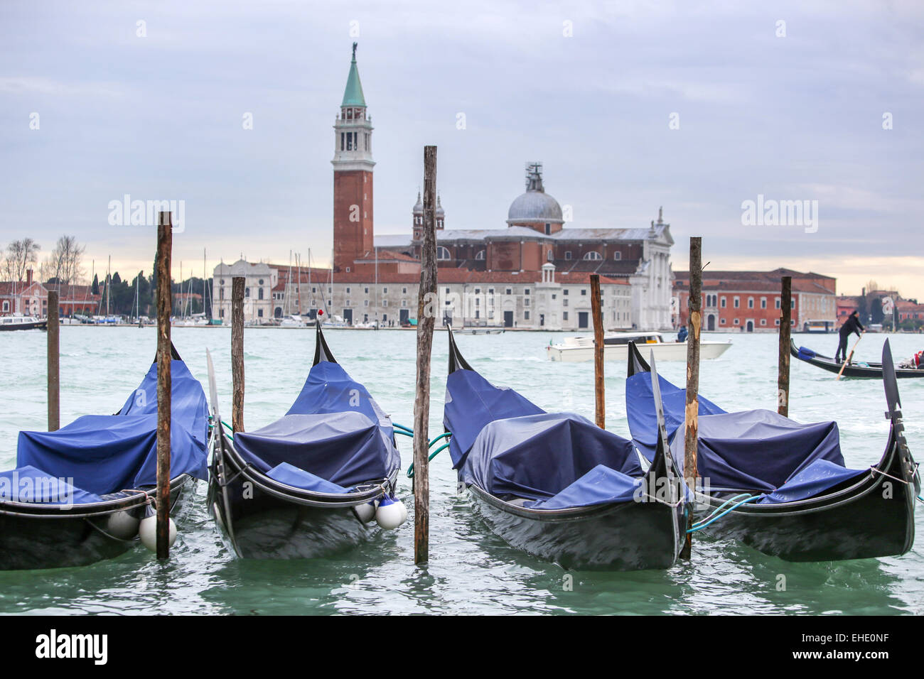 Una veduta della chiesa di San Giorgio Maggiore con gondole parcheggiato nel canale d'acqua sulla Riva degli Schiavoni a Venezia, Italia. Foto Stock