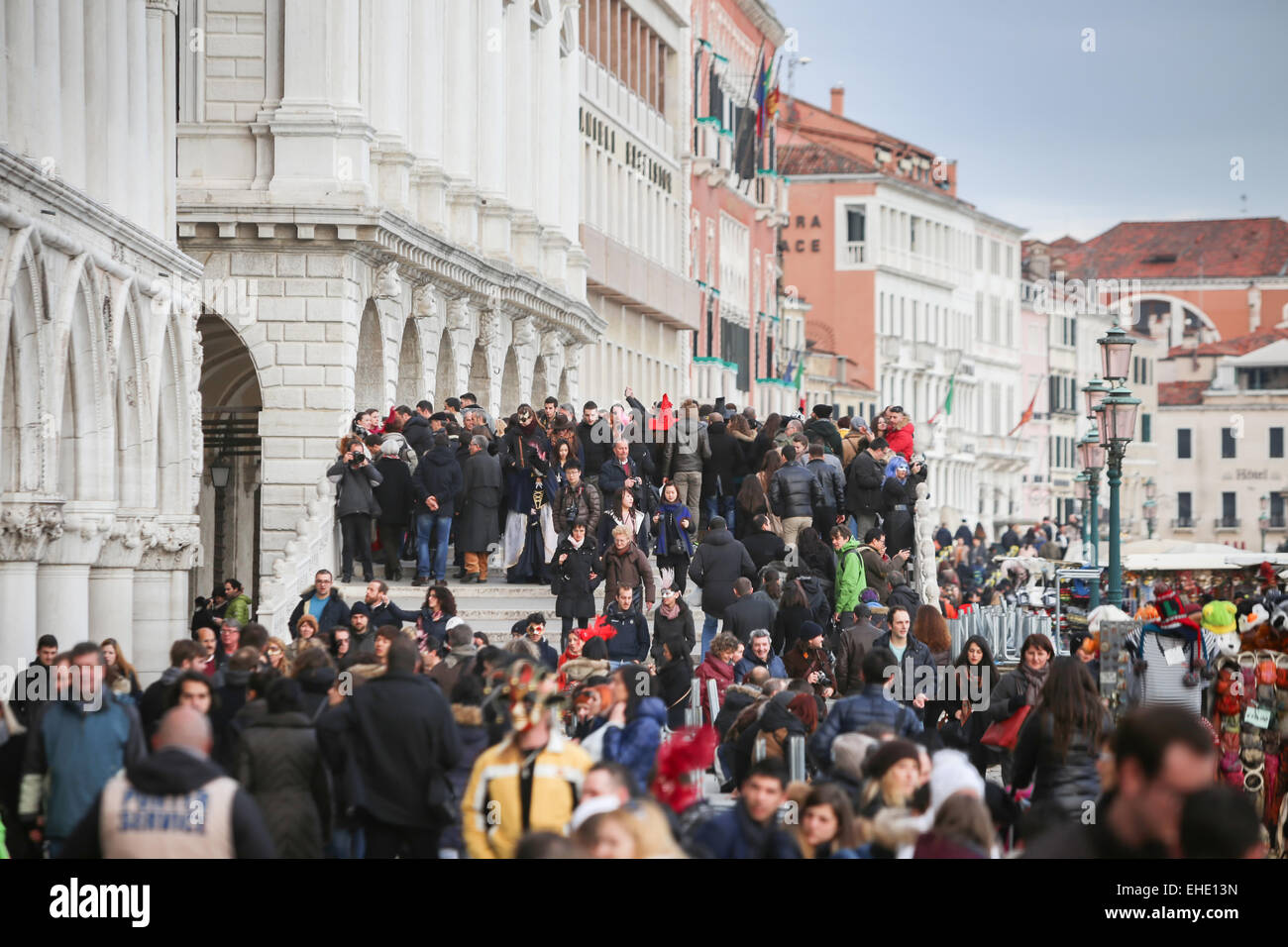 Un grande gruppo di persone camminando sul ponte e visite turistiche sulla Riva degli Schiavoni a Venezia, Italia. Foto Stock