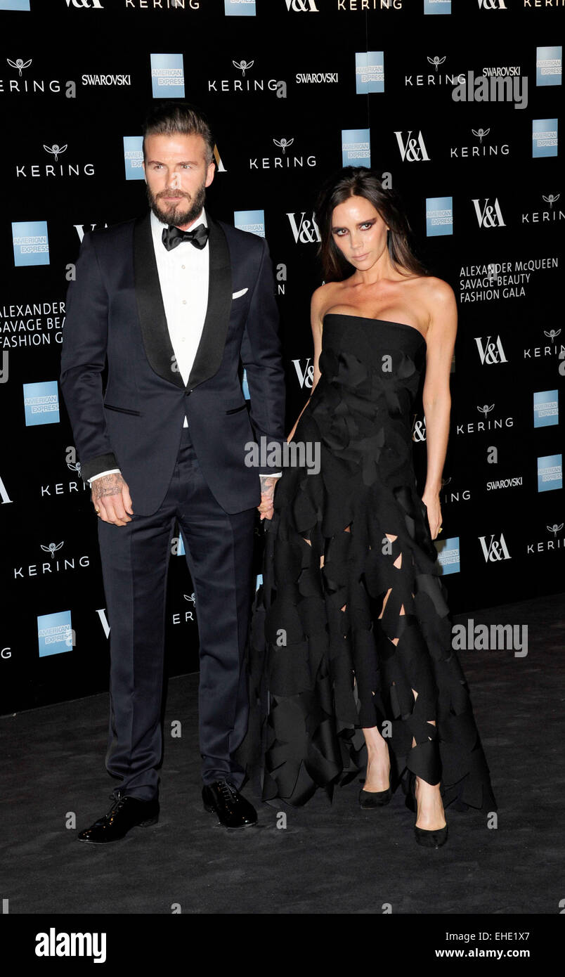 Londra, Regno Unito. Xii marzo, 2015. Victoria & David Beckham frequentare Alexander McQueen ; selvaggia bellezza al V & A Museum London12th marzo2015 Credit: Peter Phillips/Alamy Live News Foto Stock