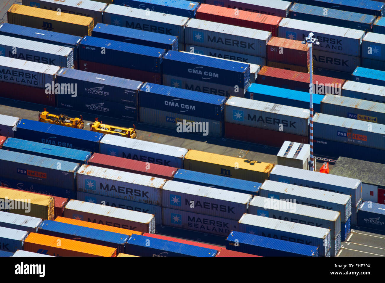 Pile di contenitori di spedizione a Thorndon Terminal Container, Wellington, Isola del nord, Nuova Zelanda - aerial Foto Stock