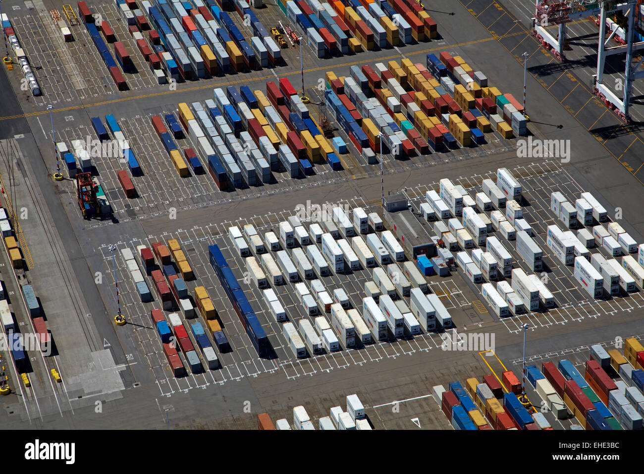 Pile di contenitori di spedizione a Thorndon Terminal Container, Wellington, Isola del nord, Nuova Zelanda - aerial Foto Stock