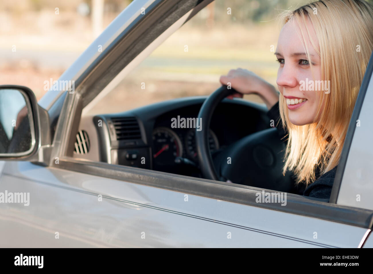 Donna in un'automobile Foto Stock