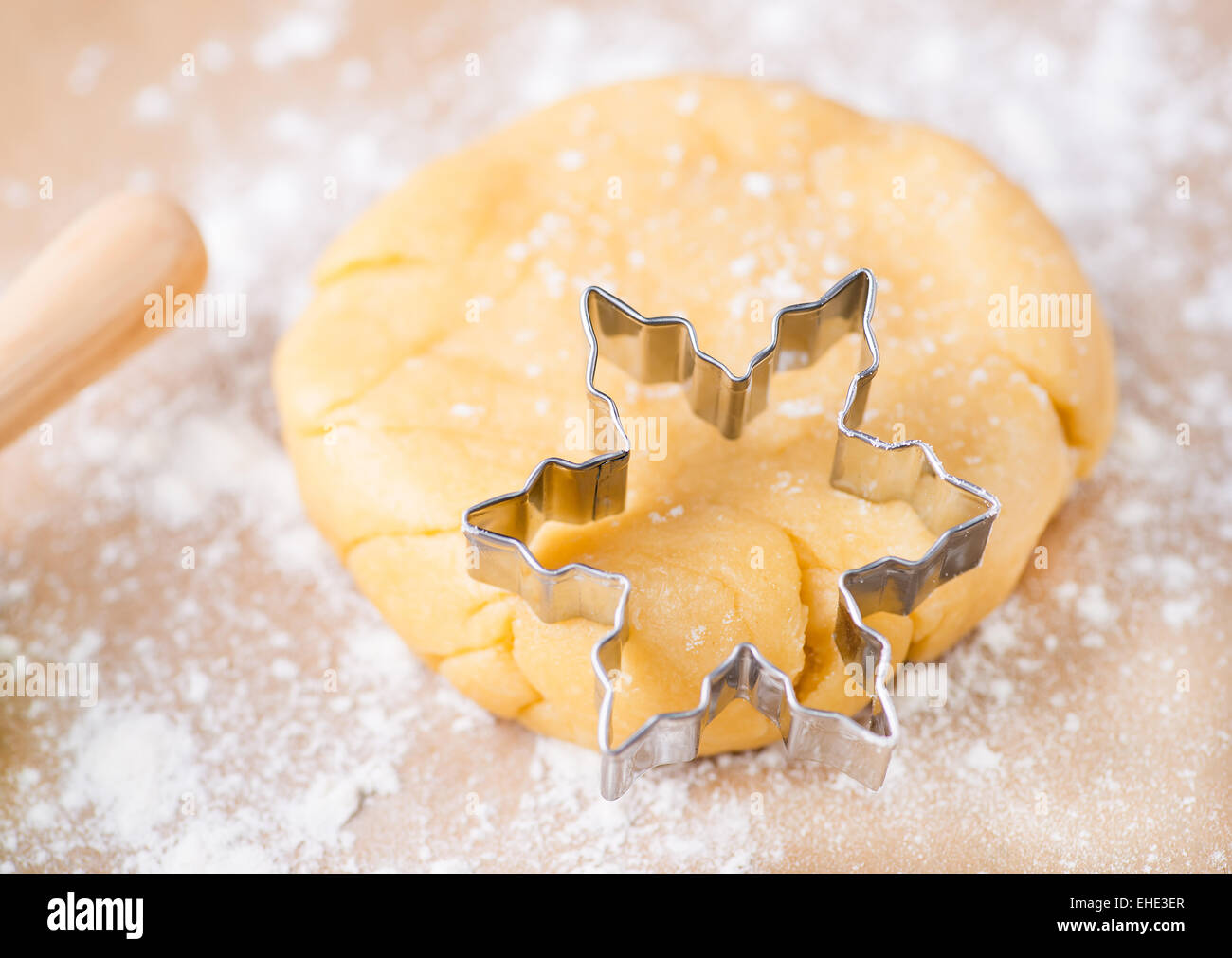 Pasta frolla pasta con cookie cutter su una superficie infarinata, il fuoco selettivo Foto Stock