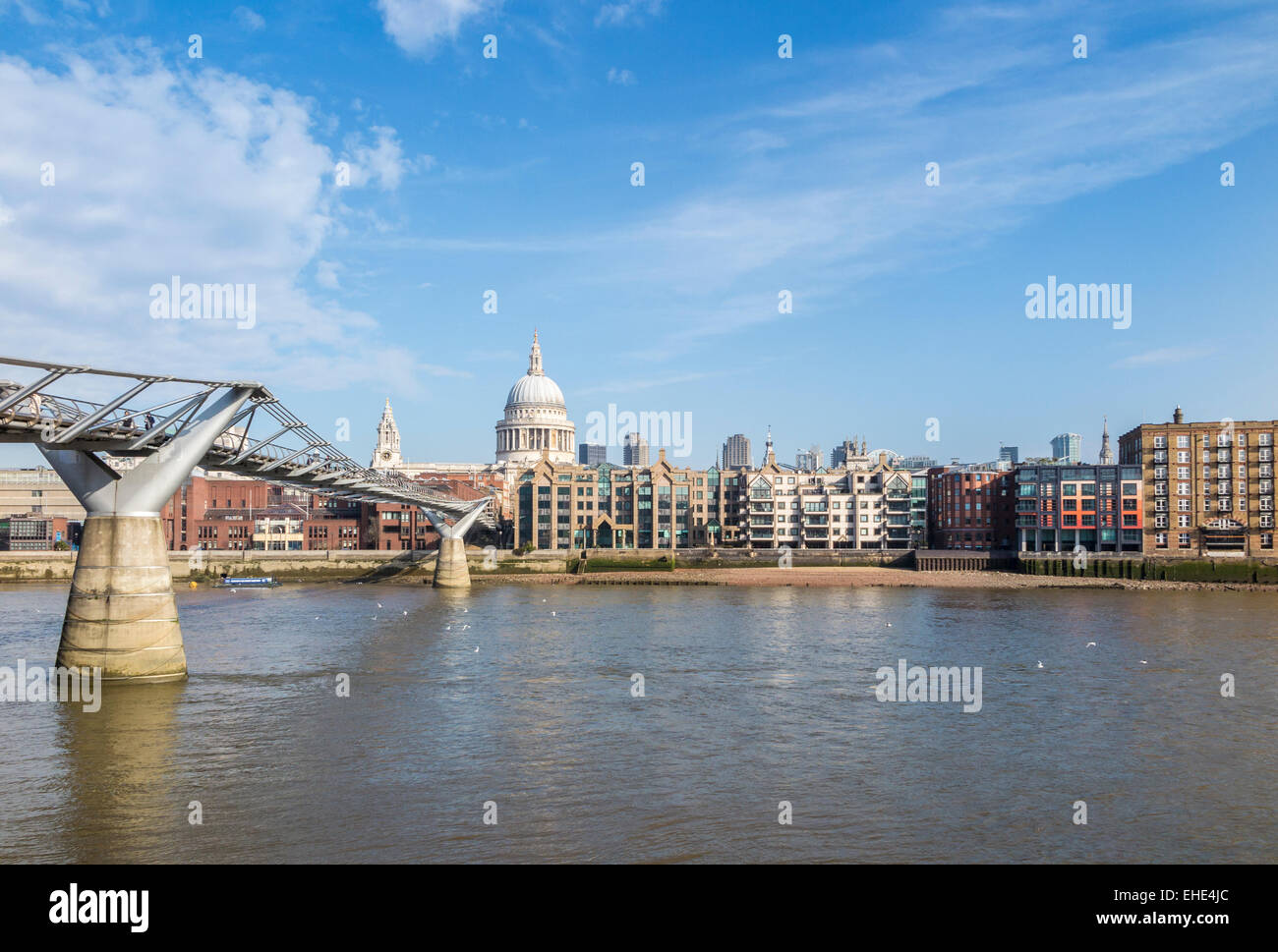 Gli uffici della sede centrale di Old Mutual, Millennium Bridge House, 2 Lambeth Hill, London, EC4V 4AJ con la Cattedrale di St Paul, cielo blu Foto Stock
