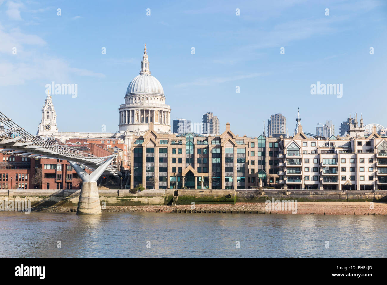 Gli uffici della sede centrale di Old Mutual, Millennium Bridge House, 2 Lambeth Hill, London, EC4V 4AJ con la Cattedrale di St Paul, cielo blu Foto Stock