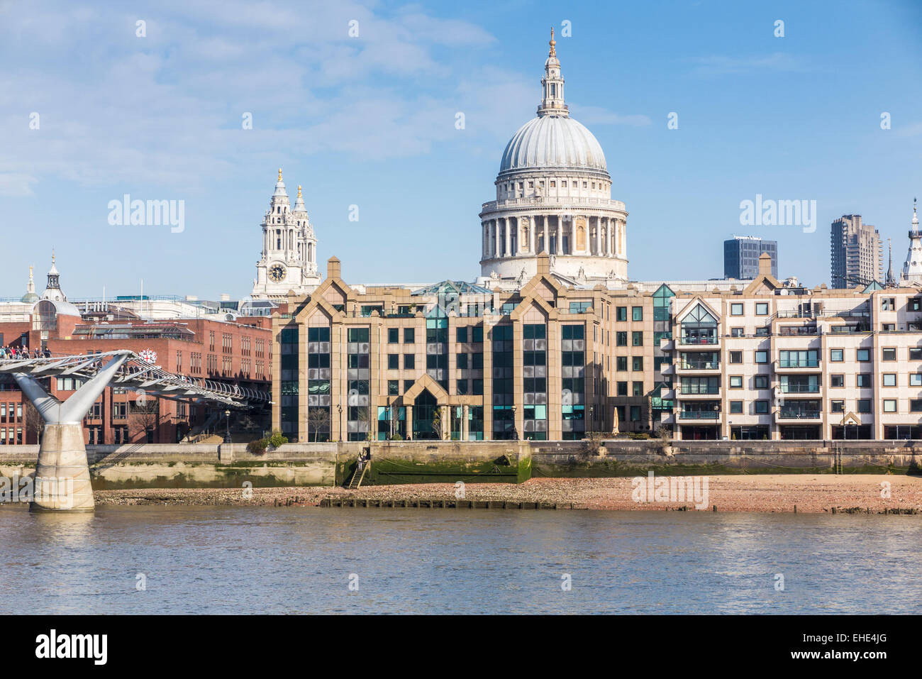 Gli uffici della sede centrale di Old Mutual, Millennium Bridge House, 2 Lambeth Hill, London, EC4V 4AJ con la Cattedrale di St Paul, cielo blu Foto Stock