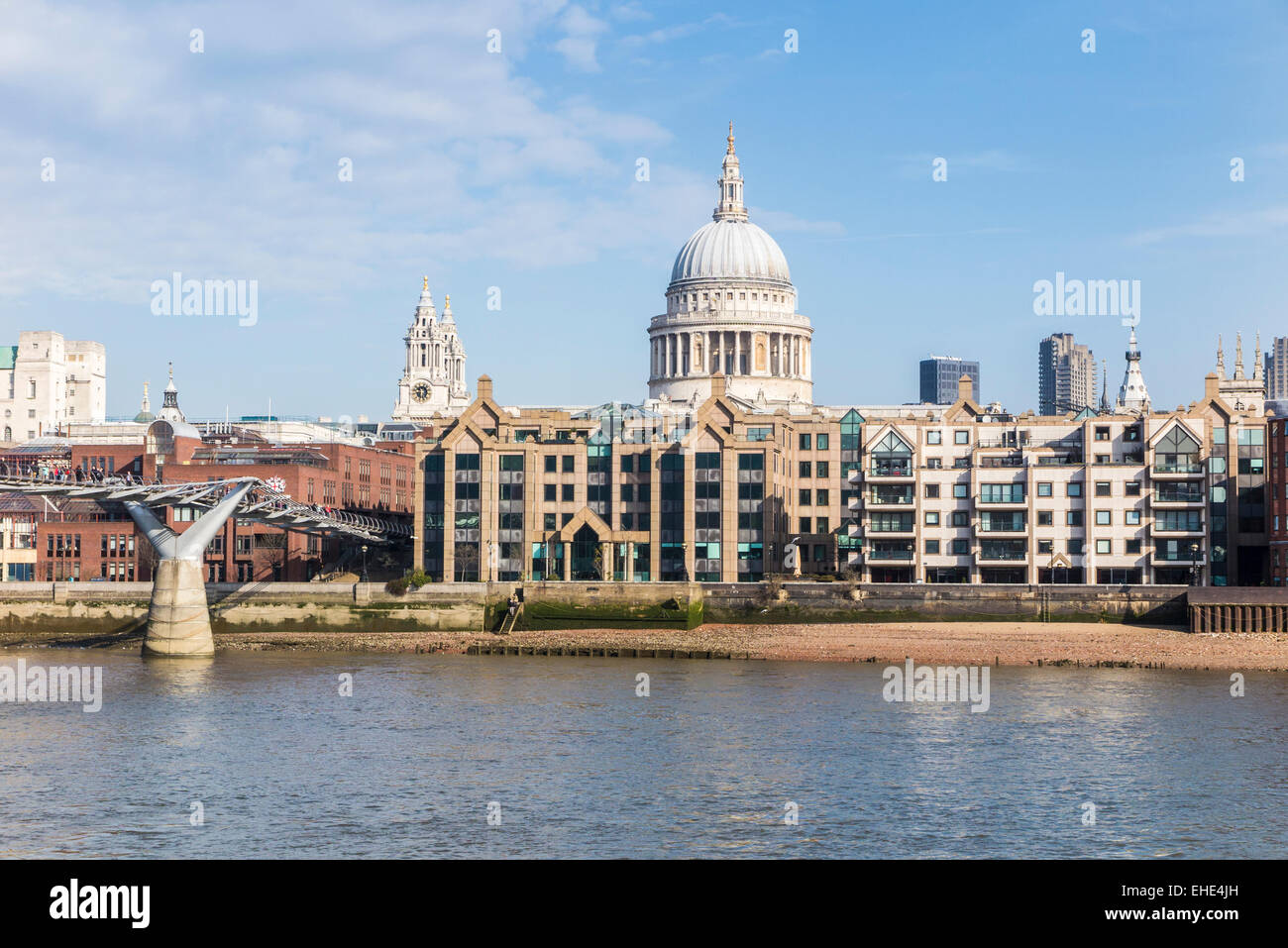 Gli uffici della sede centrale di Old Mutual, Millennium Bridge House, 2 Lambeth Hill, London, EC4V 4AJ con la Cattedrale di St Paul, cielo blu Foto Stock