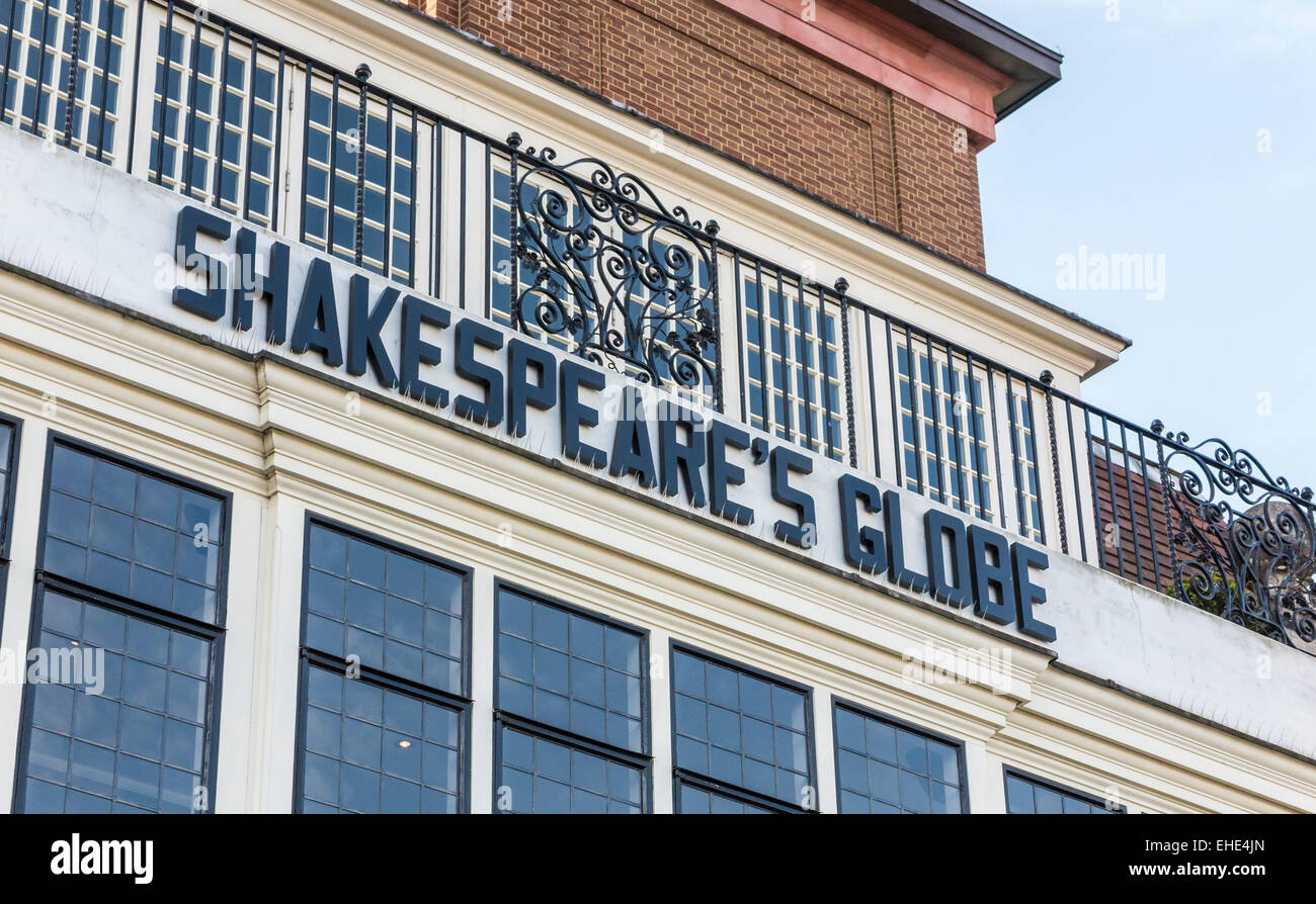 Cartello fuori il Globe Theatre di New Globe Walk, South Bank, London Borough di Southwark, Londra SE1: 'Shakespeare's Globe' Foto Stock