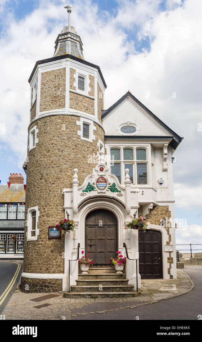 Lo storico Guildhall, Lyme Regis, West Dorset, sulla costa sud dell'Inghilterra, risalente ai tempi di Stuart Foto Stock