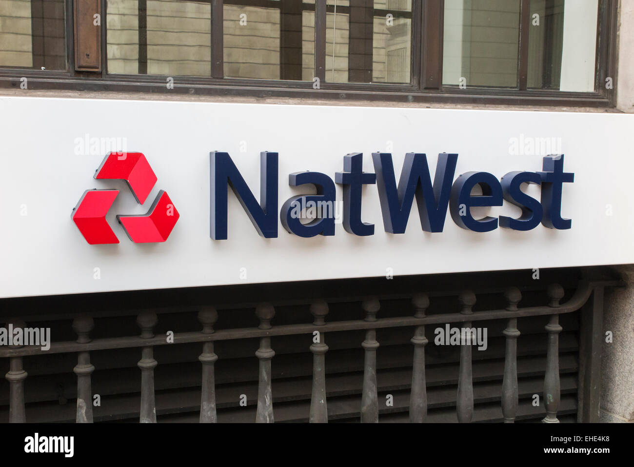 Il retail banking::NatWest (National Westminster Bank) nome e logo su una parete esterna al di fuori della filiale di banca in Princes Street, City of London EC2 REGNO UNITO Foto Stock