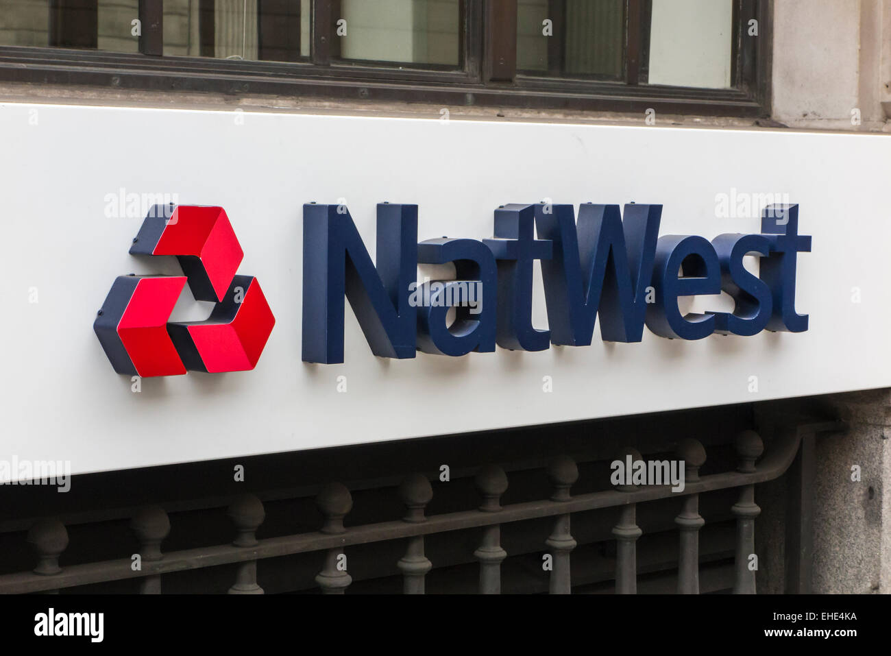 Il retail banking::NatWest (National Westminster Bank) nome e logo su una parete esterna al di fuori della filiale di banca in Princes Street, City of London EC2 REGNO UNITO Foto Stock