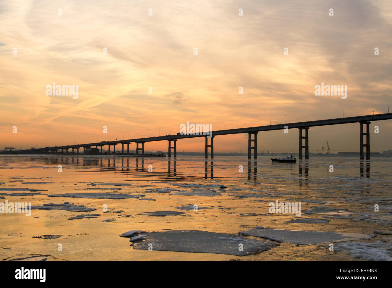 La Francis Scott Key Bridge all'alba con ghiaccio nella baia di Chesapeake. Foto Stock
