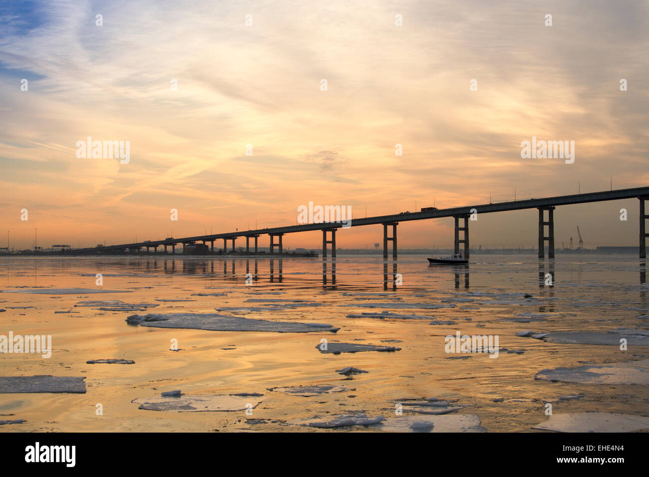 La Francis Scott Key Bridge all'alba con ghiaccio nella baia di Chesapeake. Foto Stock