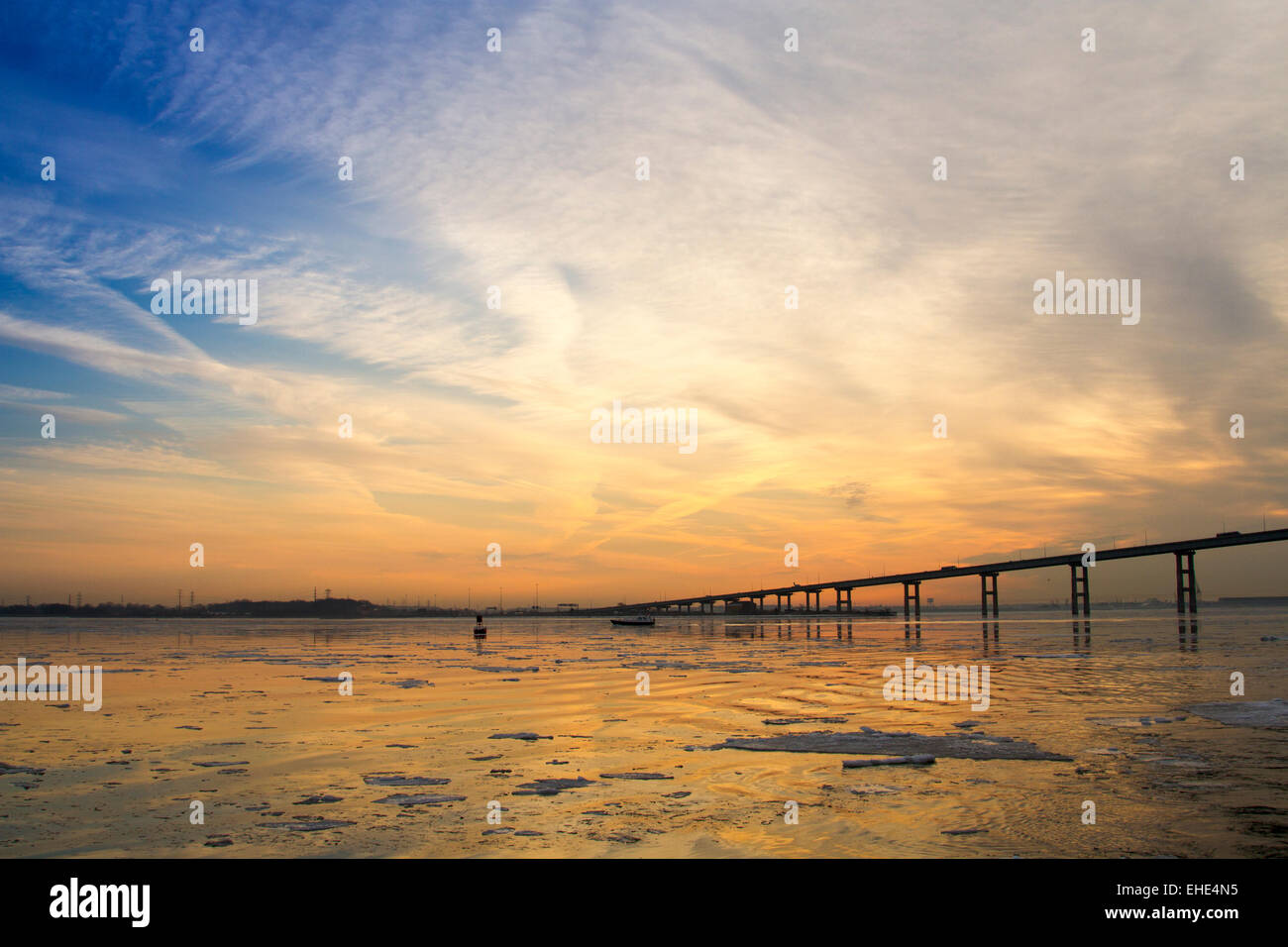 La Francis Scott Key Bridge all'alba con ghiaccio nella baia di Chesapeake. Foto Stock