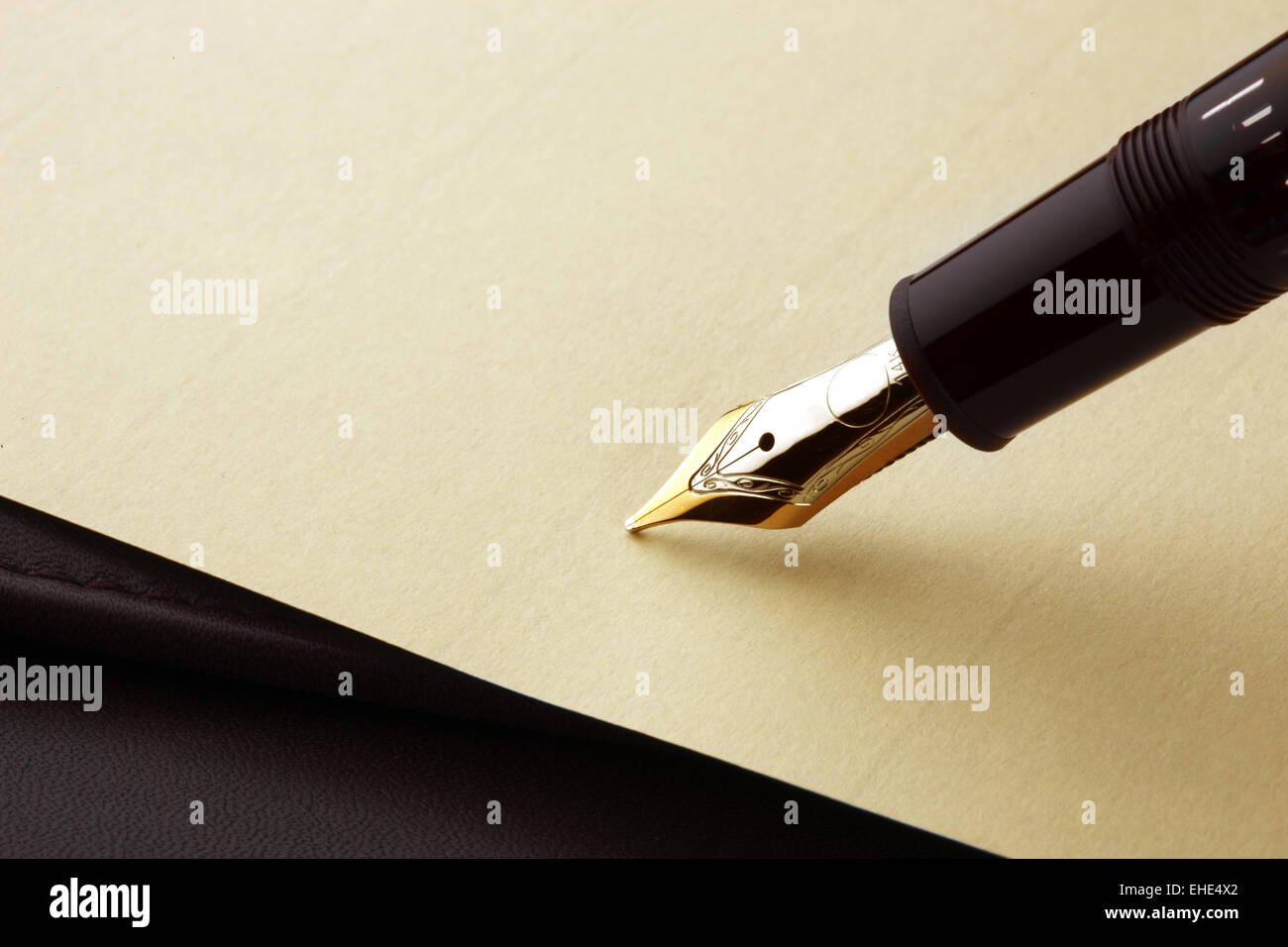 Penna stilografica su carta pergamena Foto Stock