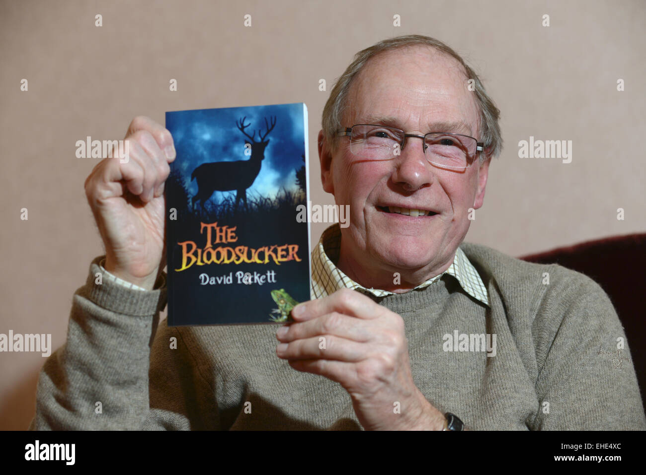 Yorkshire basato l'autore David Peckett con il suo ultimo libro per bambini "Bloodsucker'. Immagine: Scott Bairstow/Alamy Foto Stock