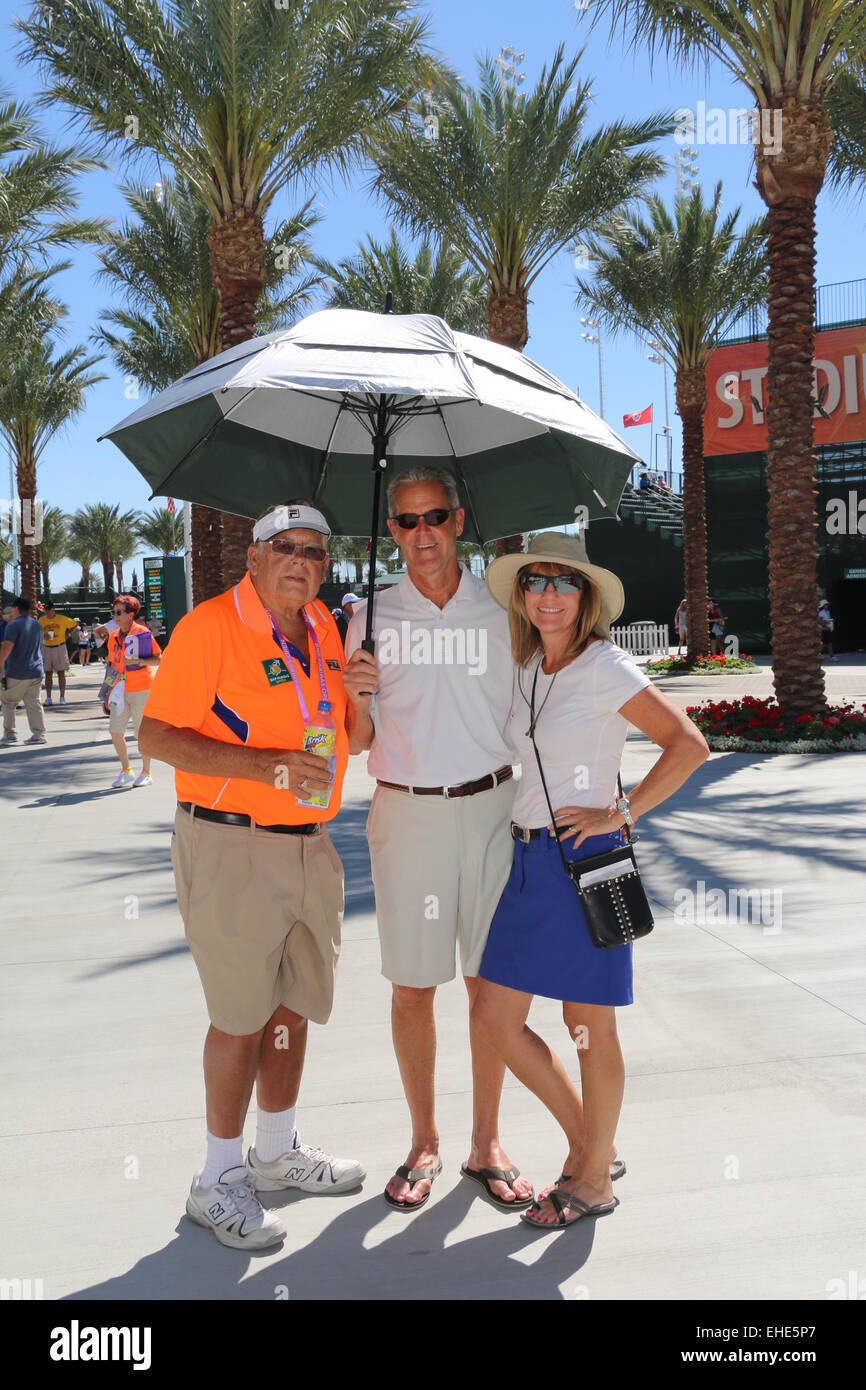 Indian Wells, California XII marzo, 2015 gli appassionati di tennis visita da Oregon tenta di mantenere freddo come le temperature raggiungono il 90's al BNP Paribas Open. Credito: Lisa Werner/Alamy Live News Foto Stock