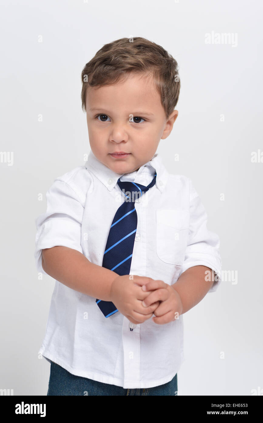 Due anni ragazzo adorabile guardando un po' irritato - isolato in uno sfondo bianco. Foto Stock