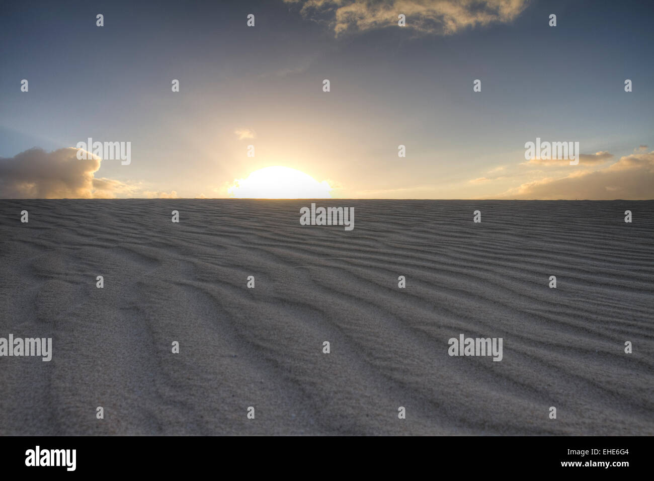 Scenic paesaggio di dune di sabbia in Isola di Fuerteventura, Spagna Foto Stock