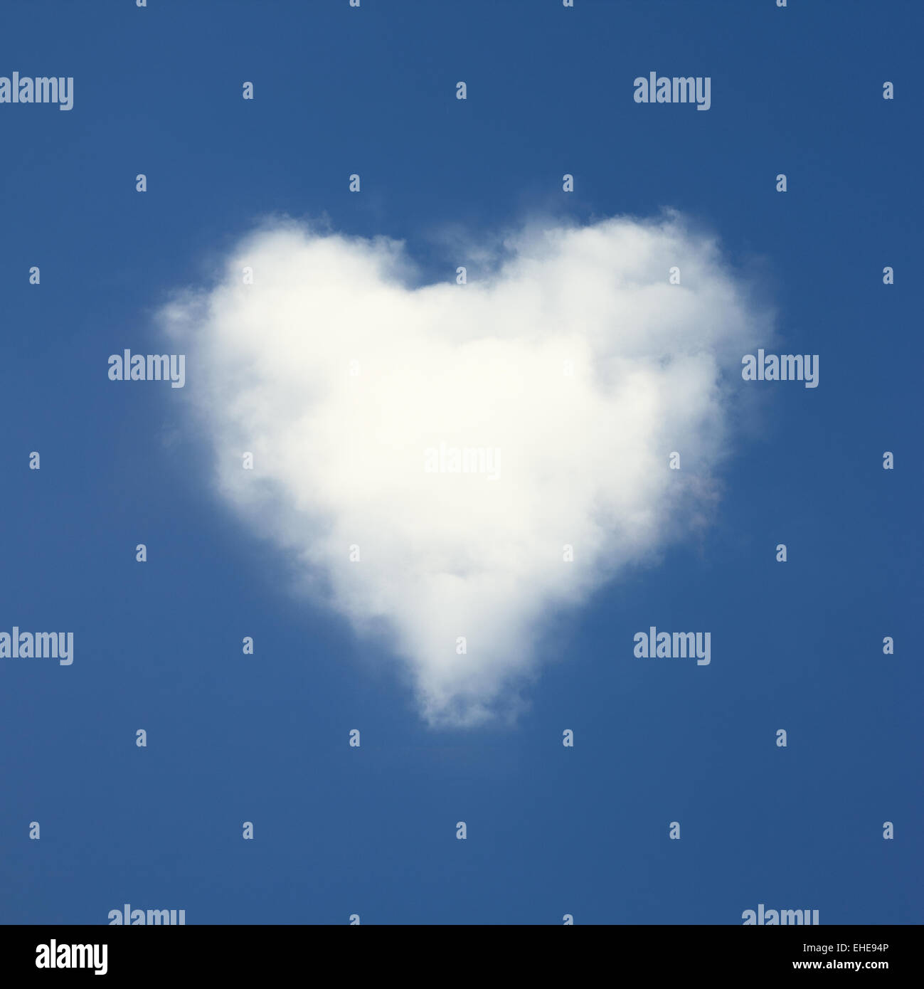 A forma di cuore ad nuvole sul cielo blu sullo sfondo. Foto Stock