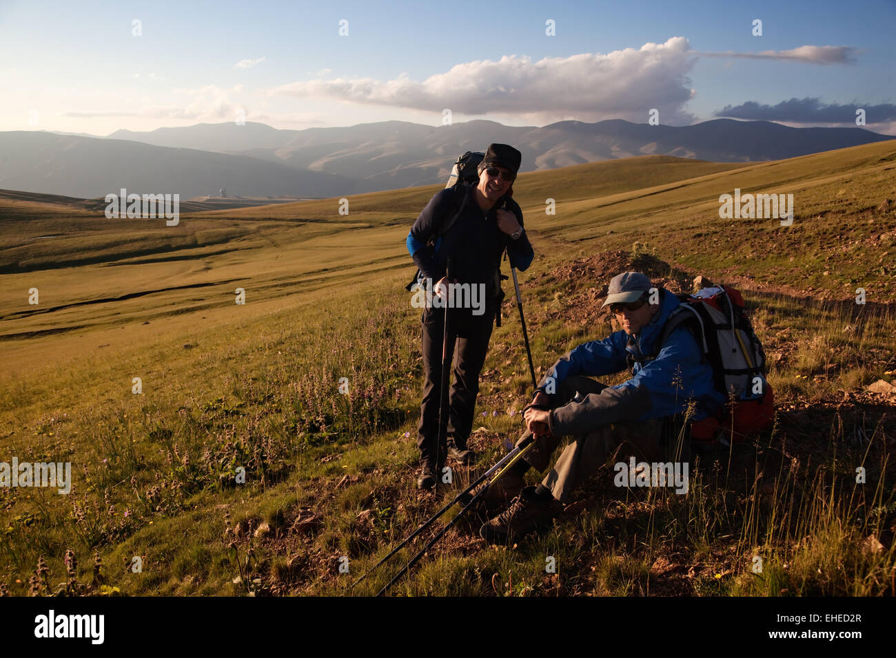 Due backpakers al tramonto in montagna Foto Stock