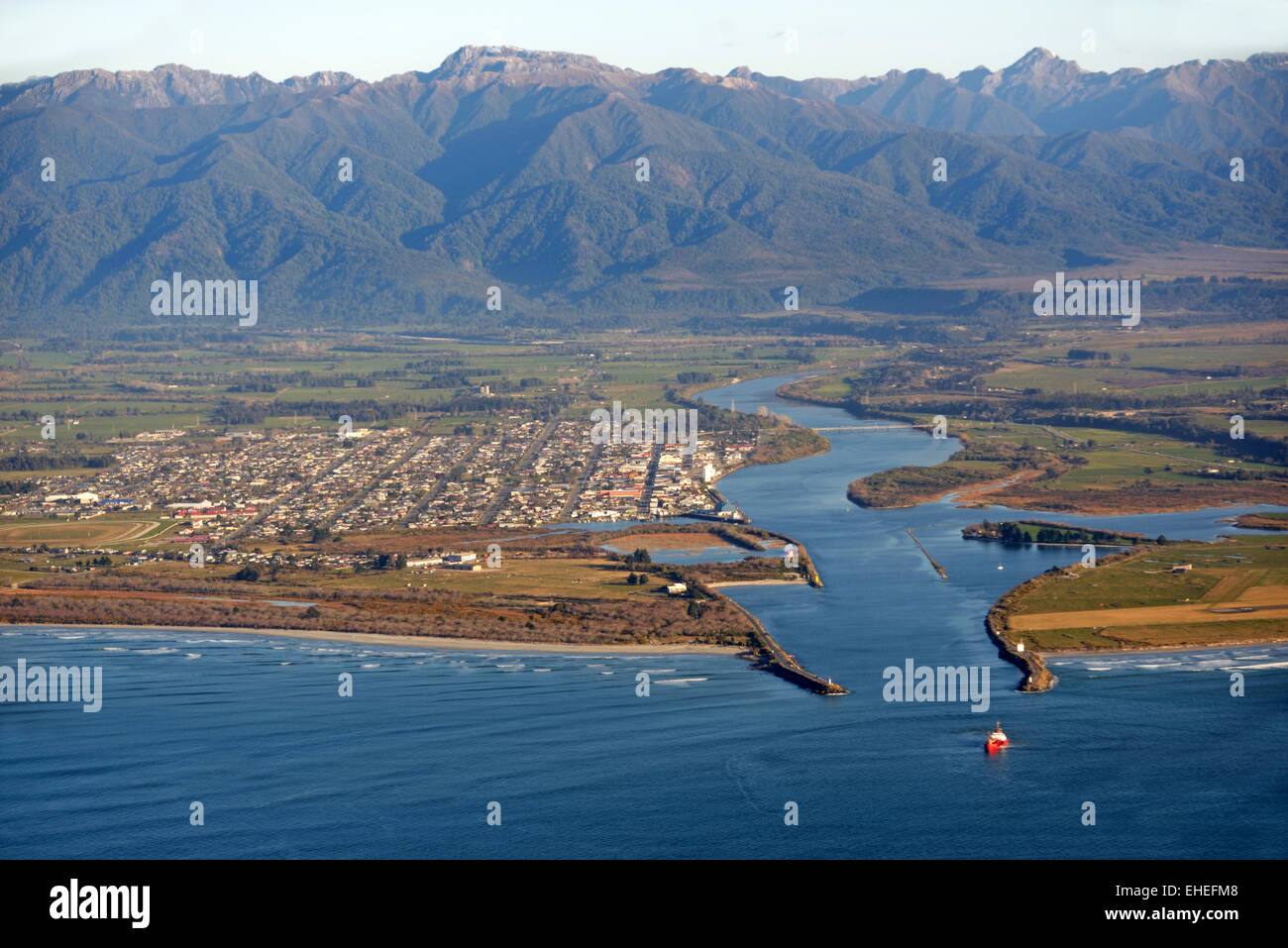 La Buller River dragare al lavoro in una giornata di sole in Westport, Nuova Zelanda Foto Stock
