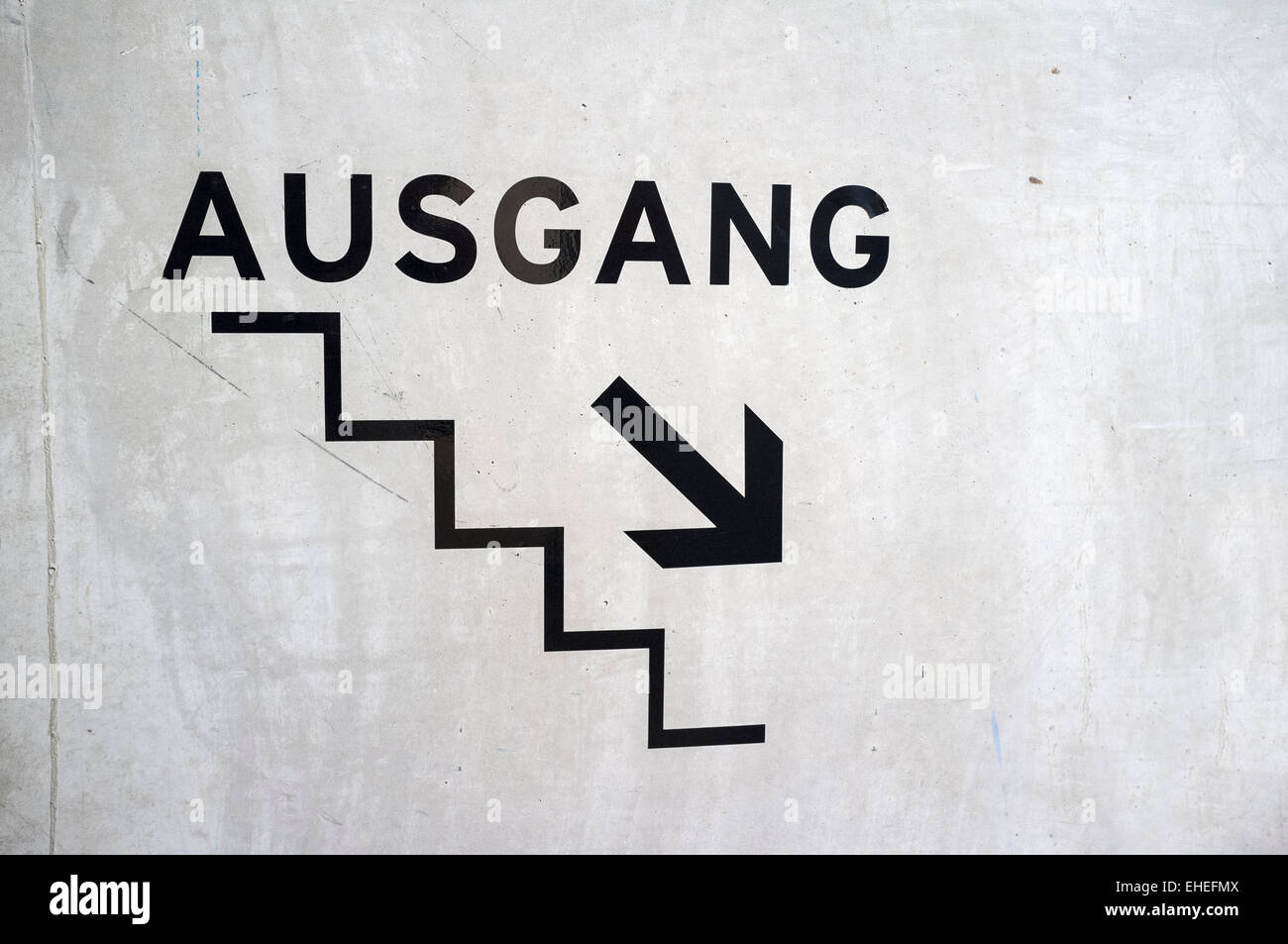 "Ausgang' -Uscire sign in tedesco rivolto alle scale Foto Stock