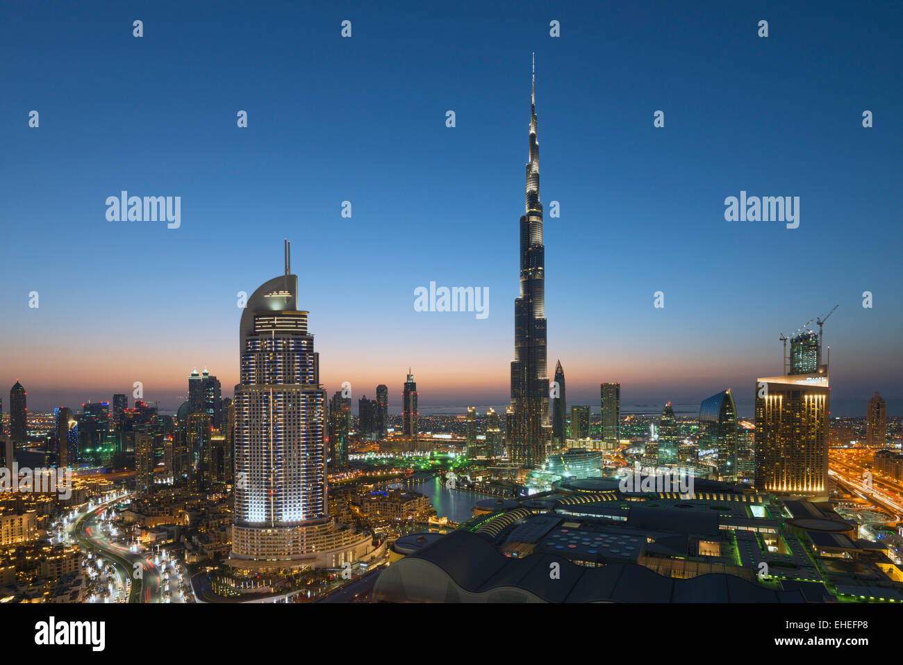 Il Burj Khalifa , il Dubai Mall e lo skyline del centro cittadino di Dubai alla notte in Emirati Arabi Uniti Foto Stock