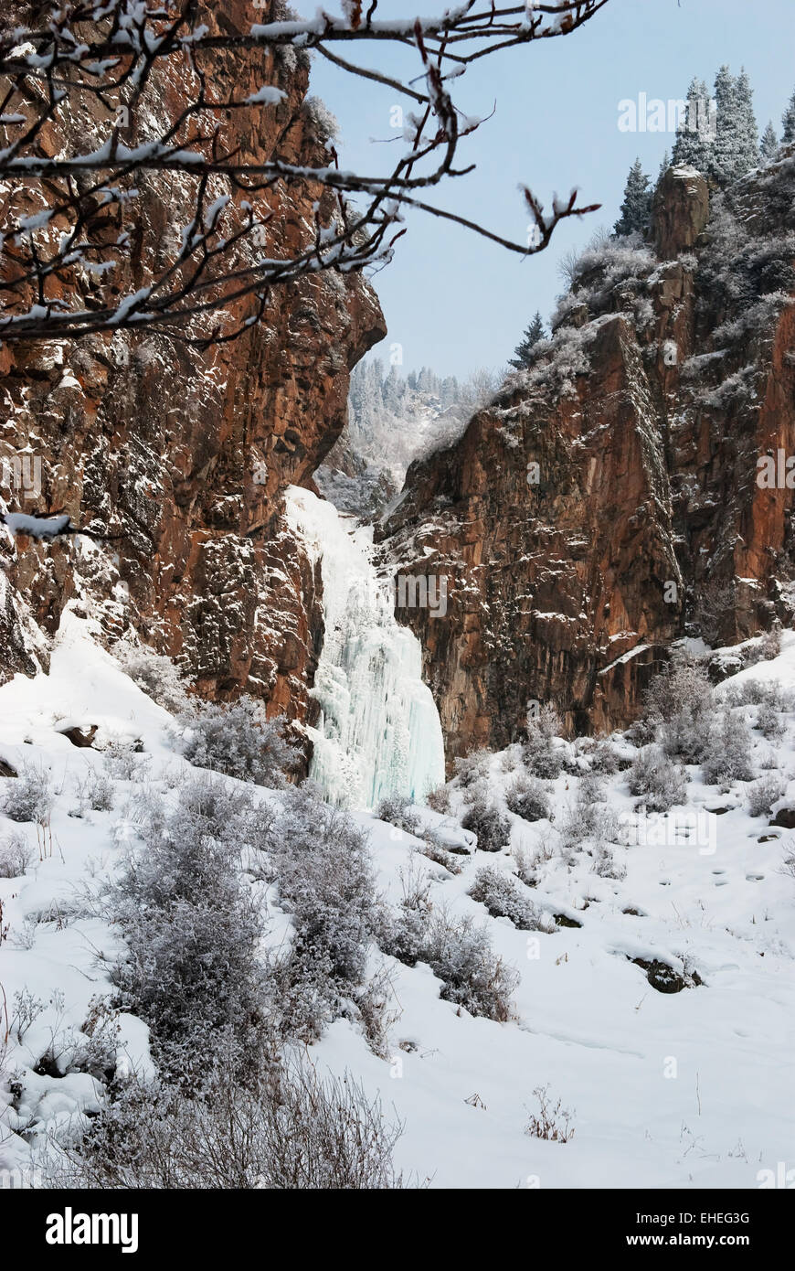 Rocce e cascata di ghiaccio in montagna Foto Stock