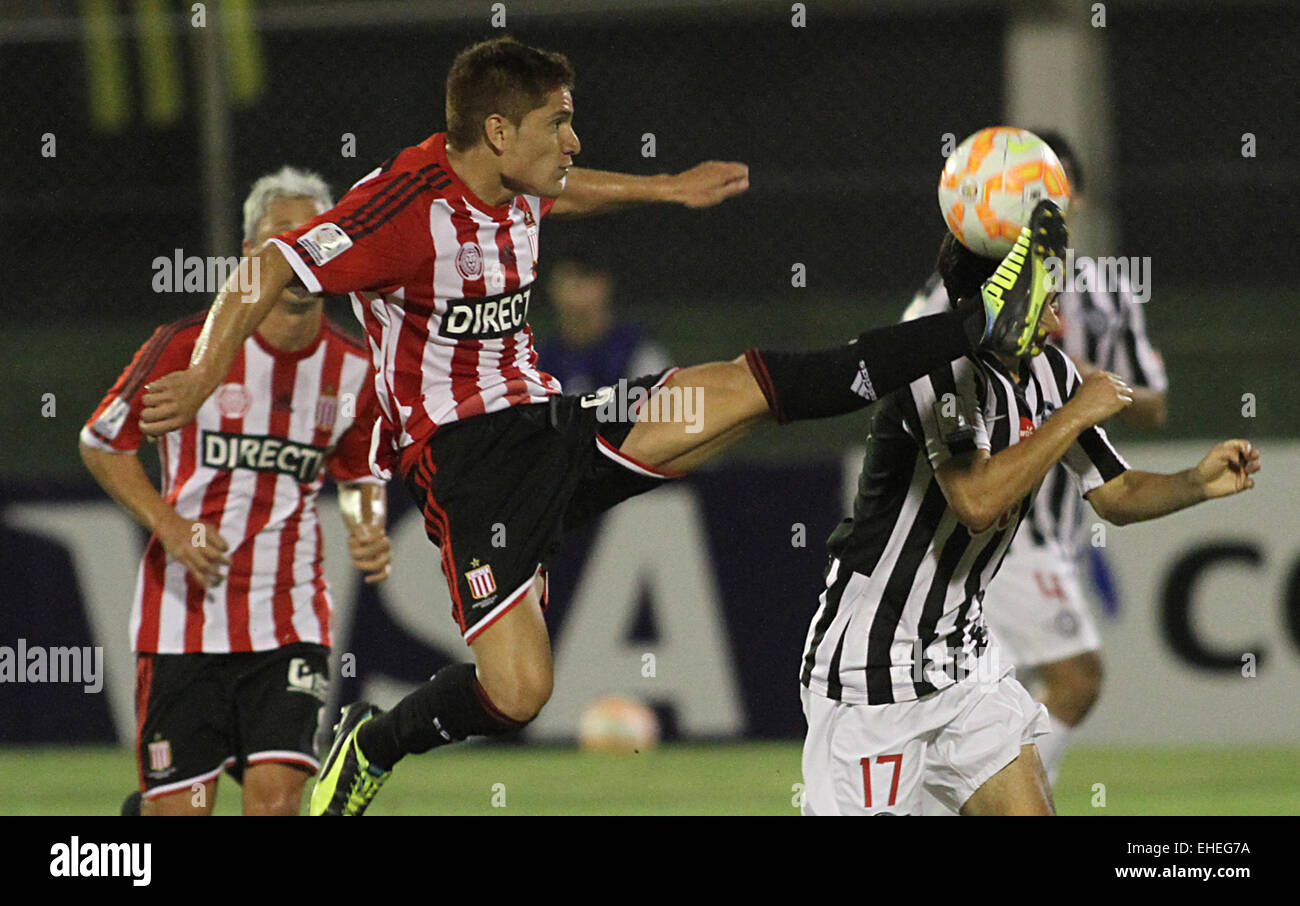 Asuncion in Paraguay. Xii Mar, 2015. Oscar Ruiz (R) del Paraguay di Libertad, il sistema VIES per la palla con Estudiantes de la Plata 's Leandro Gil di Argentina, durante la partita di Copa Libertadores in Asuncion, capitale del Paraguay, il 12 marzo 2015. © Marcelo Espinosa/Xinhua/Alamy Live News Foto Stock