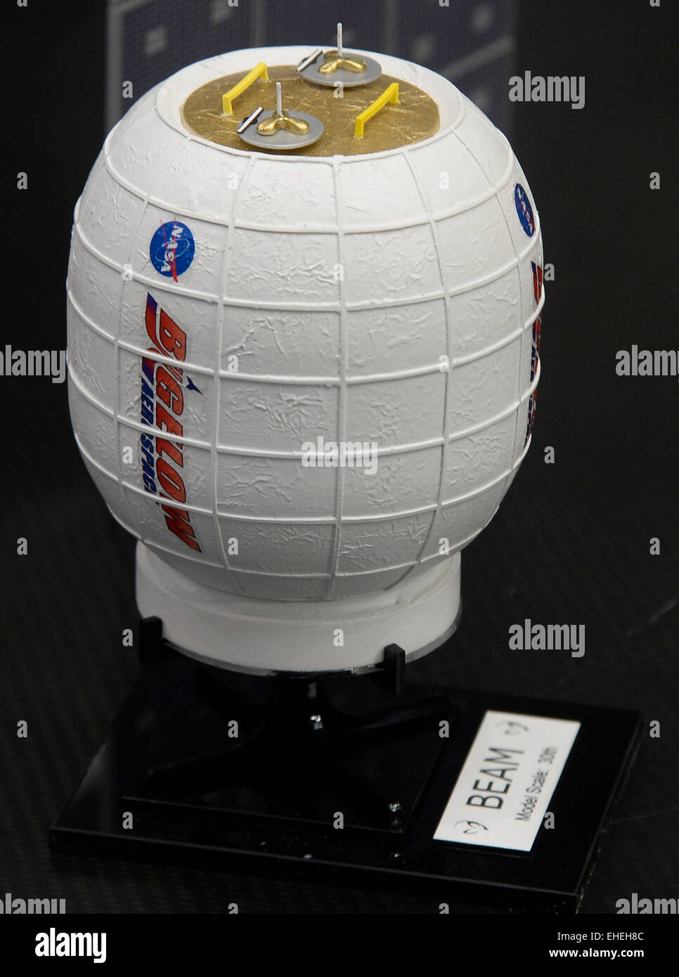 Las Vegas NV, Stati Uniti d'America. Xii Mar, 2015. ''Il fascio" modello di modulo viene visualizzato in Bigelow Aerspace giovedì. Bigelow Aerspace annunciare oggi la ''BEAM'" modulo è prevista per il lancio nel mese di settembre di quest'anno a bordo della ottava SpaceX cargo missione di rifornimento alla stazione e può essere installato sulla porta di poppa della stazione di nodo di tranquillità. Foto da Gene Blevins/LA DailyNews/ZUMAPRESS Credit: Gene Blevins/ZUMA filo/Alamy Live News Foto Stock