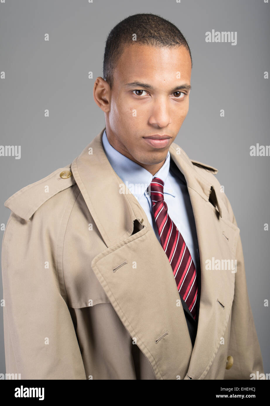 Imprenditore tuta indossa cravatta e beige Burberry trench coat Foto Stock