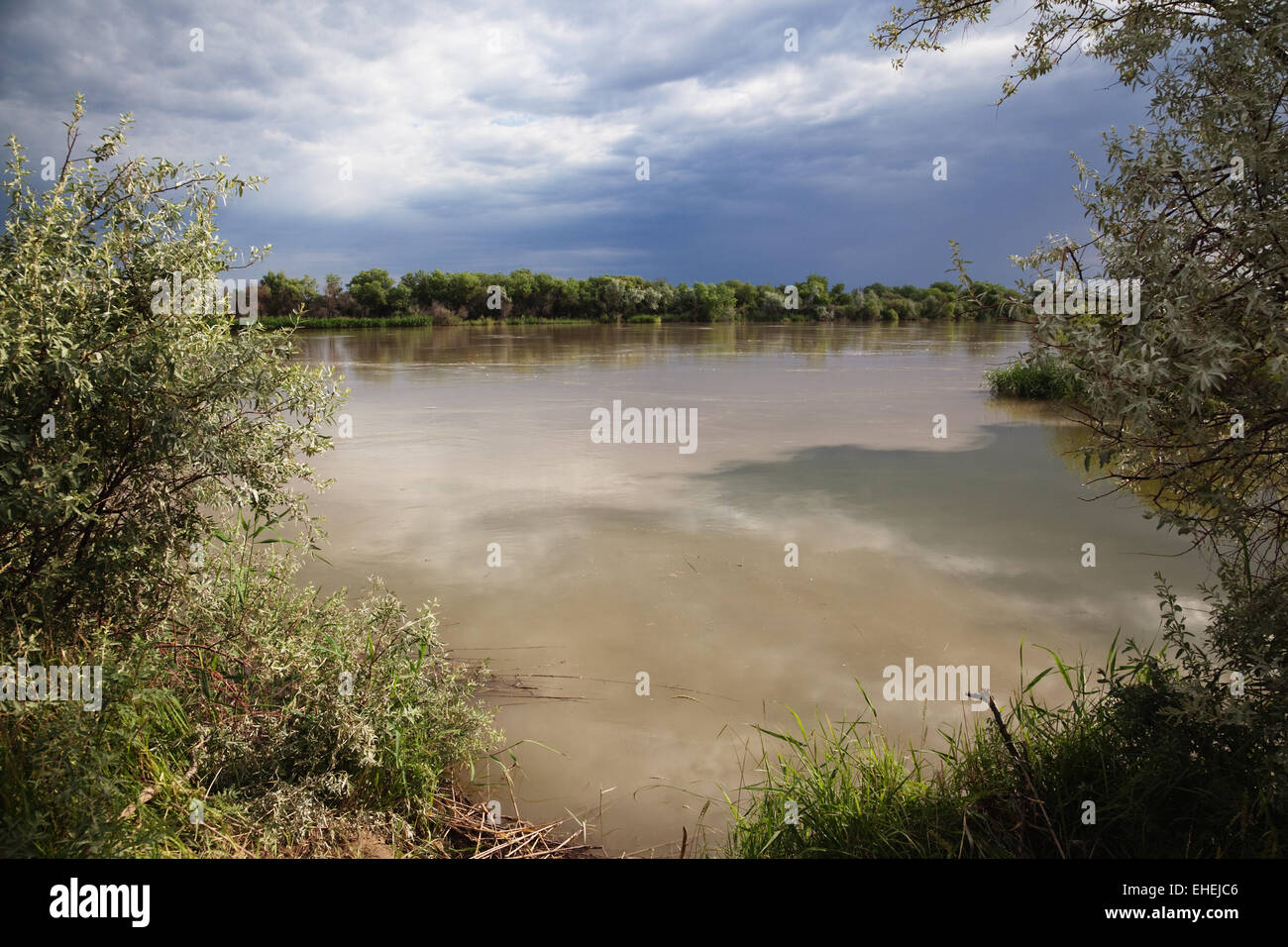 Deserto fiume dopo la tempesta Foto Stock