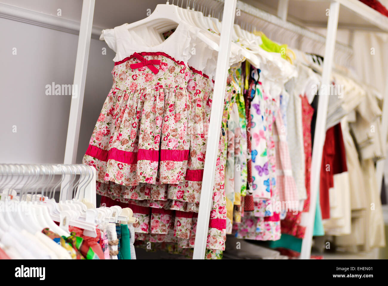 Baby ragazze abiti appesi Foto Stock