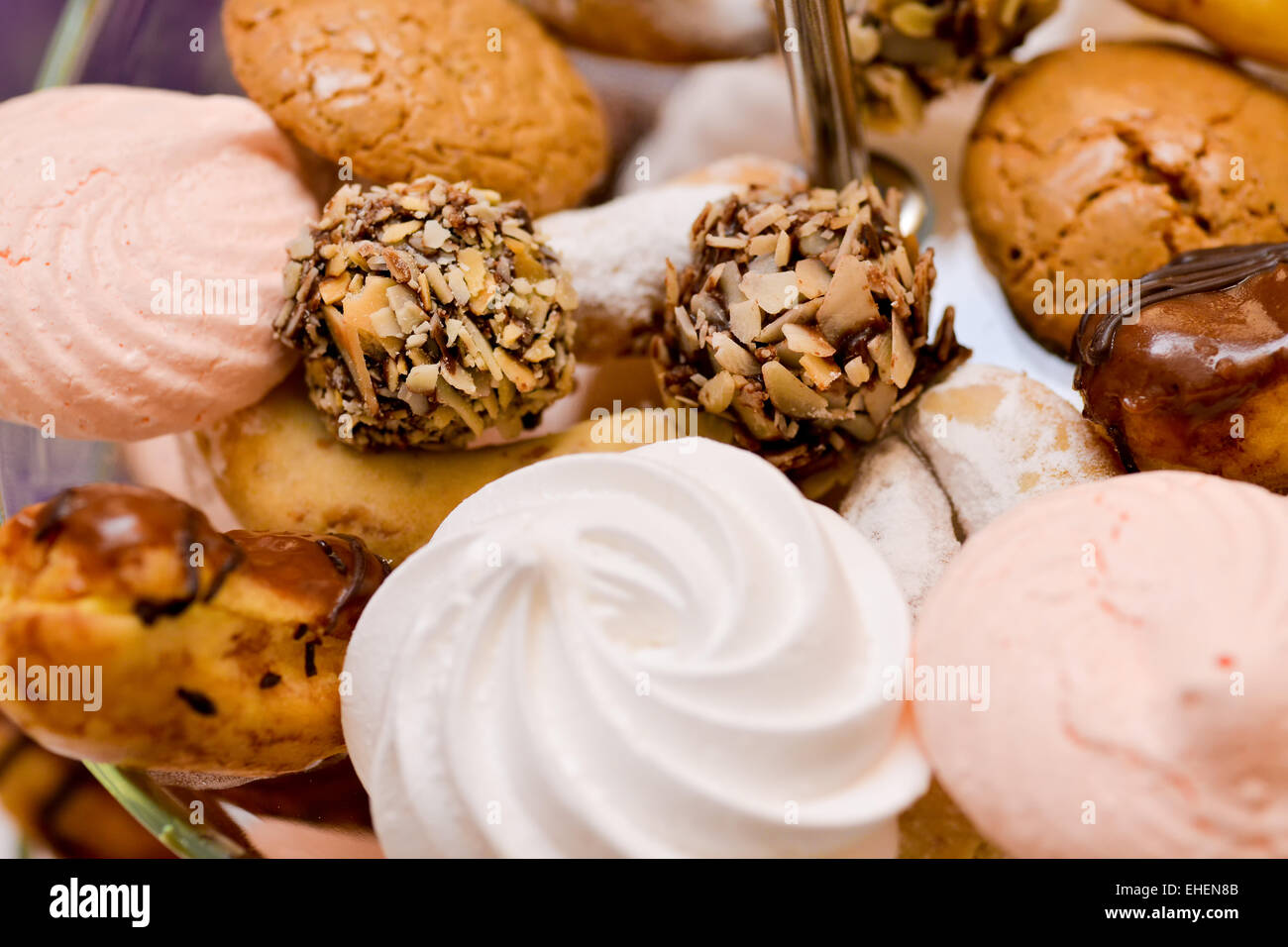 I cookies, marshmallows, ECLAIR, sfere di cioccolato con noci collocato sul supporto in vetro Foto Stock