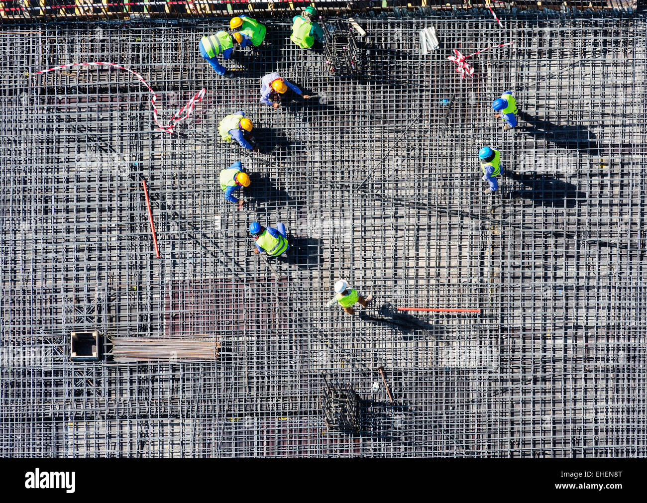 I lavoratori migranti sul sito di costruzione di appartamento torre grattacielo in Dubai Emirati Arabi Uniti Foto Stock