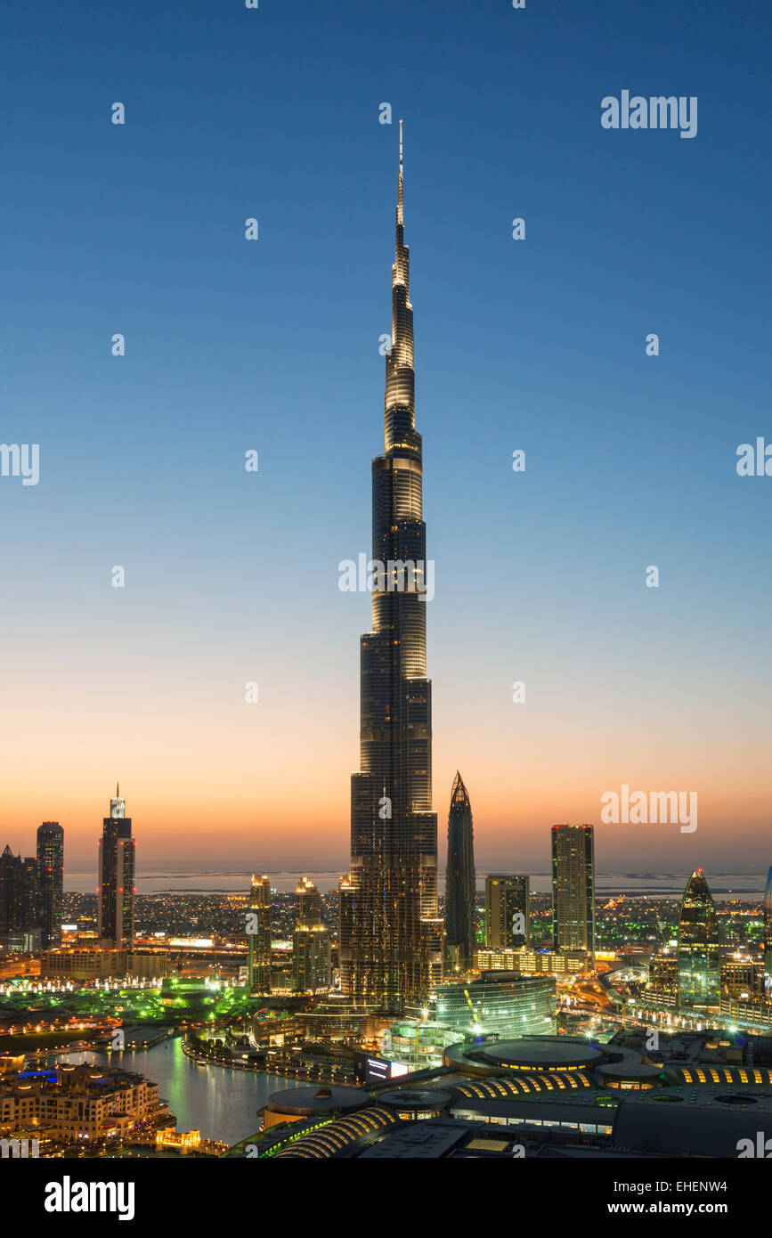 Il Burj Khalifa e lo skyline del centro cittadino di Dubai alla notte in Emirati Arabi Uniti Foto Stock