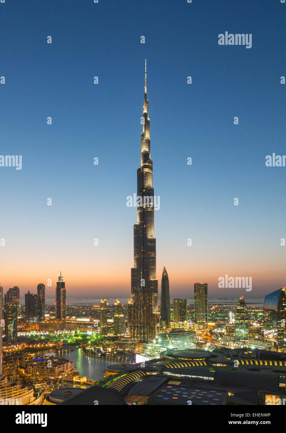 Il Burj Khalifa e lo skyline del centro cittadino di Dubai alla notte in Emirati Arabi Uniti Foto Stock
