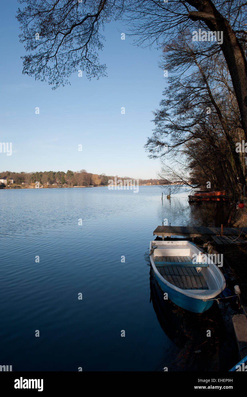 Una barca sul lago in primavera Foto Stock