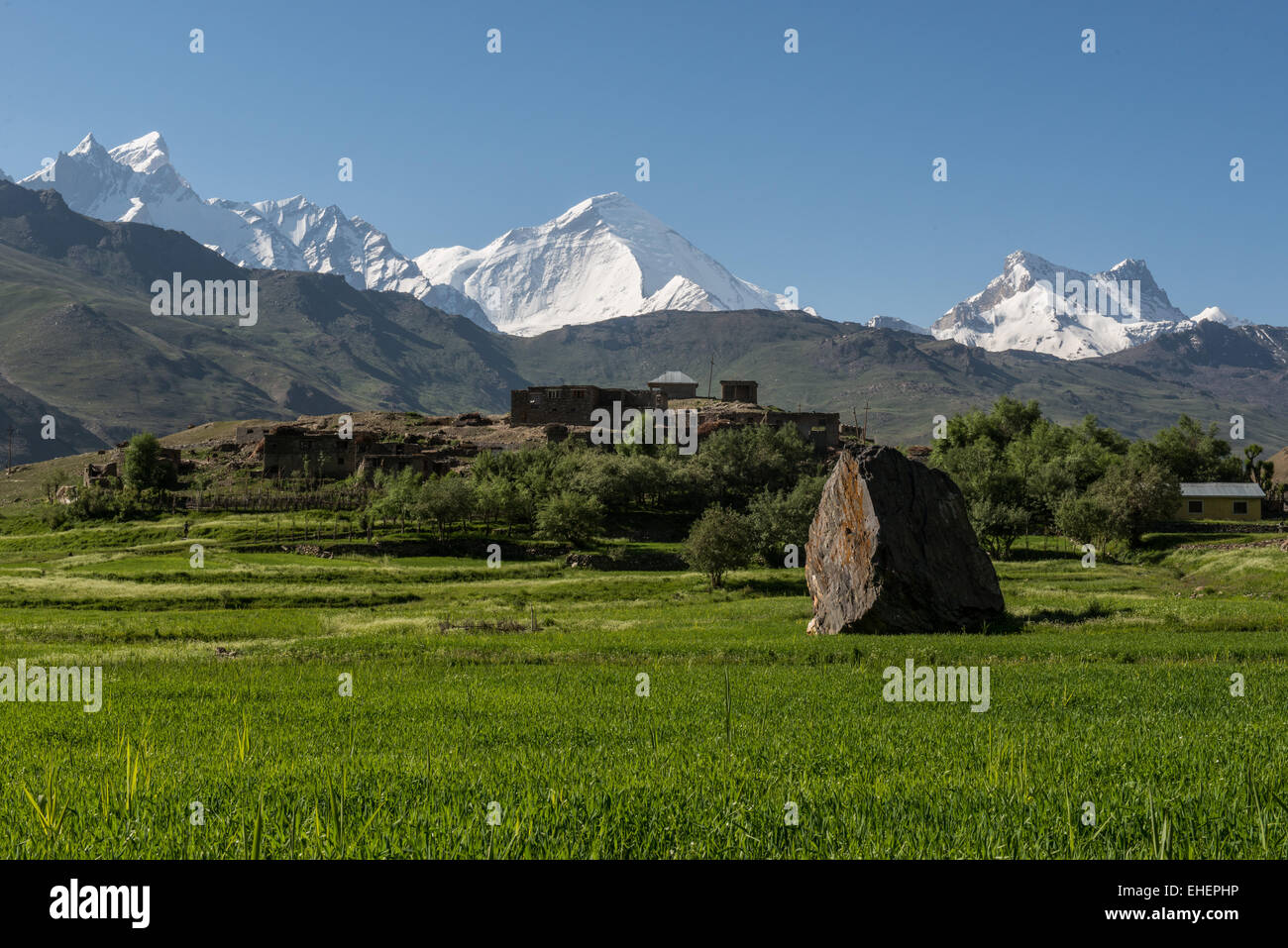 Vista delle montagne innevate da Kargil a Padum Road Foto Stock