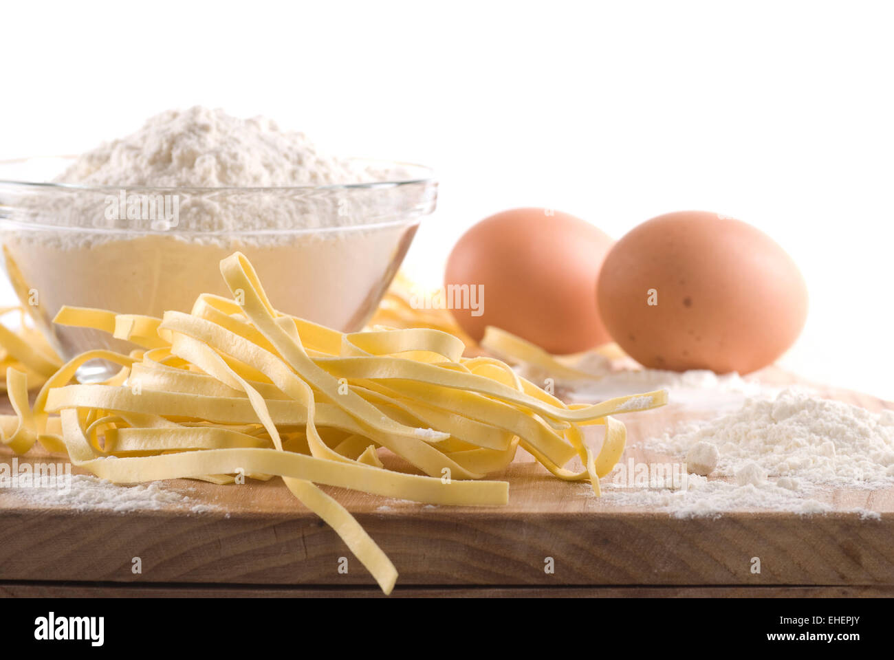 Fettuccine fresche di pasta con gli ingredienti. Foto Stock