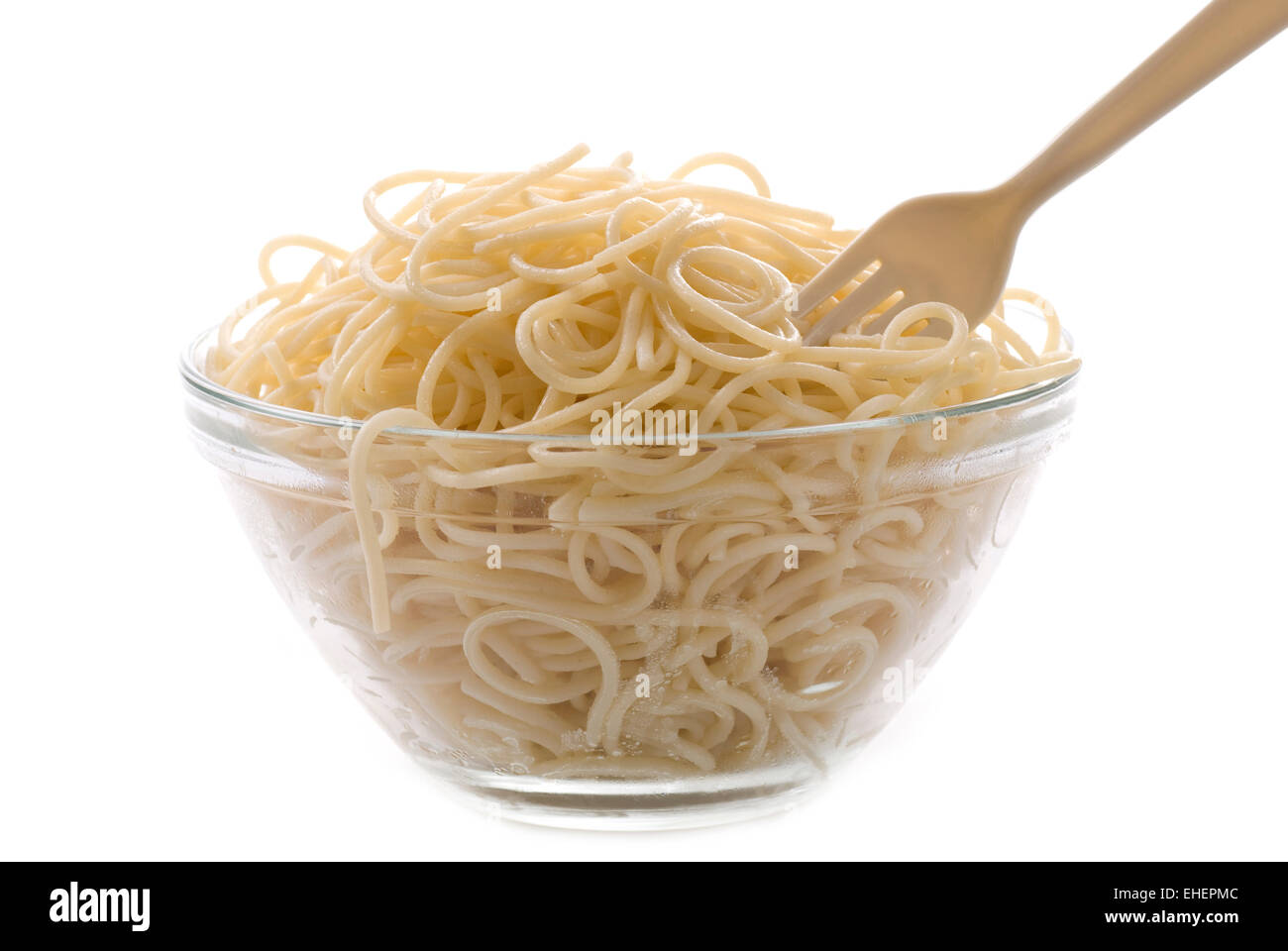 Una ciotola di spaghetti con una forcella di plastica. Foto Stock