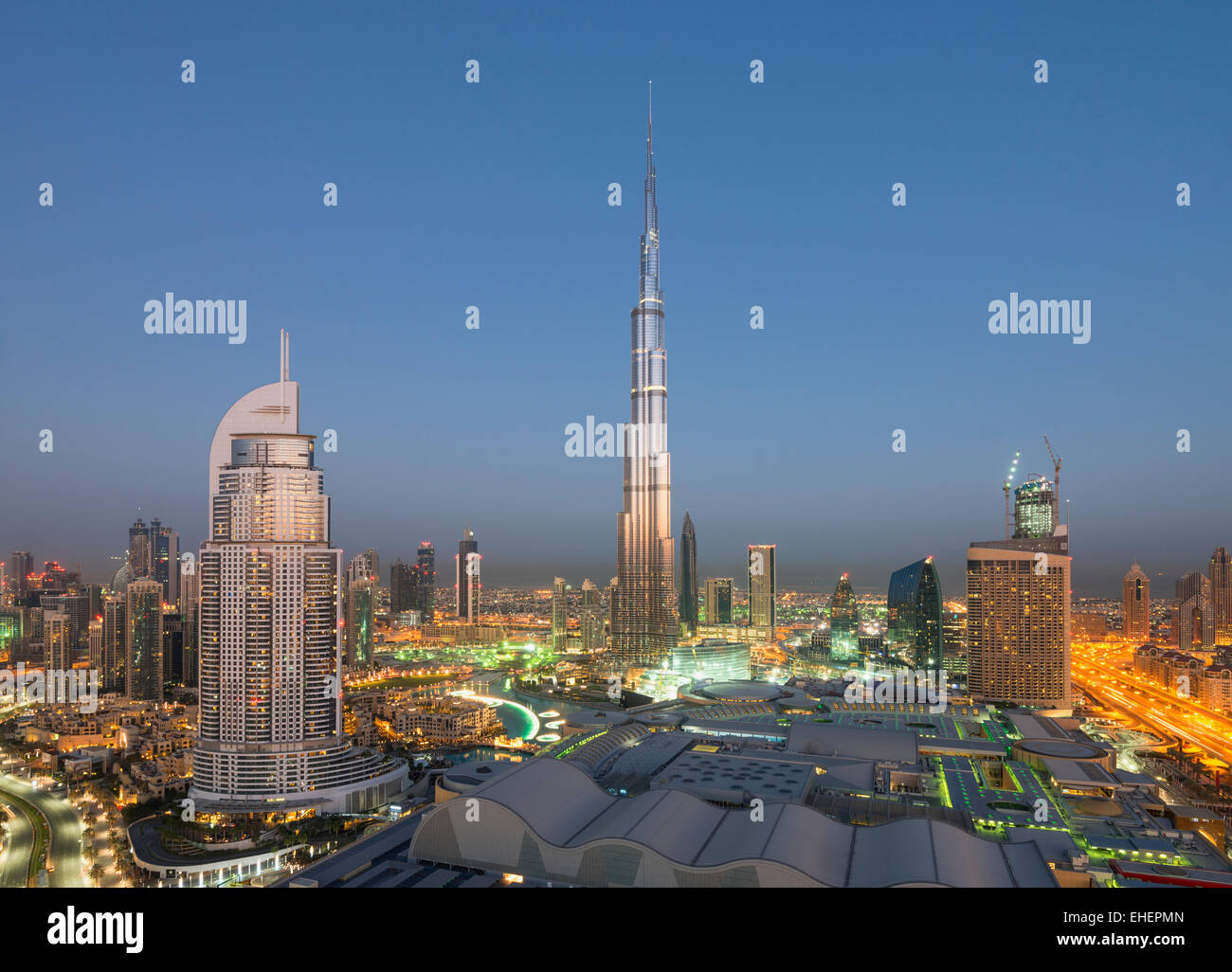 Il Burj Khalifa , il Dubai Mall e lo skyline del centro cittadino di Dubai a sunrise in Emirati Arabi Uniti Foto Stock