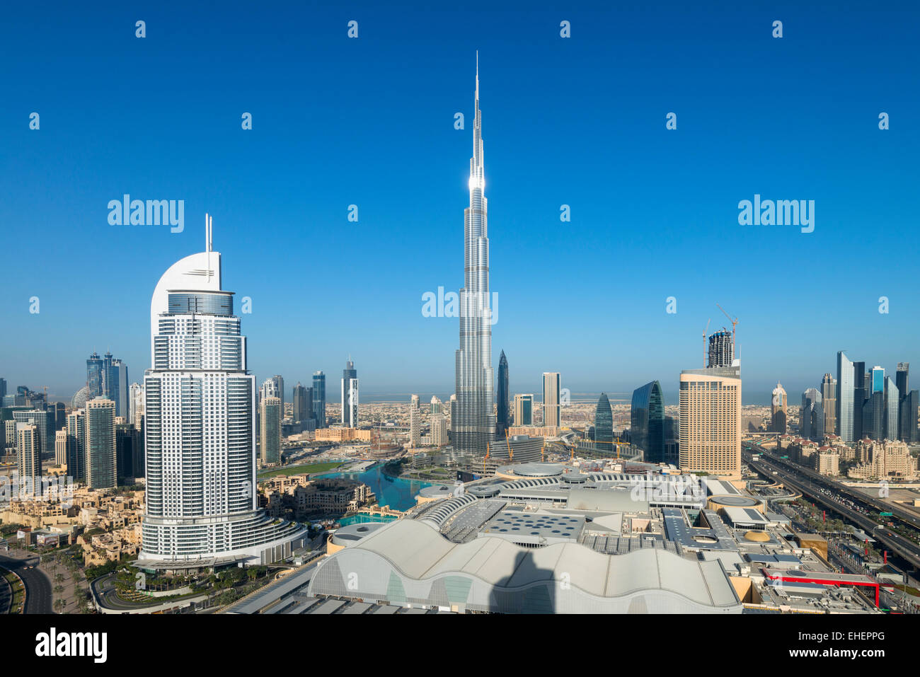 Il Burj Khalifa , il Dubai Mall e lo skyline del centro cittadino di Dubai negli Emirati Arabi Uniti Foto Stock